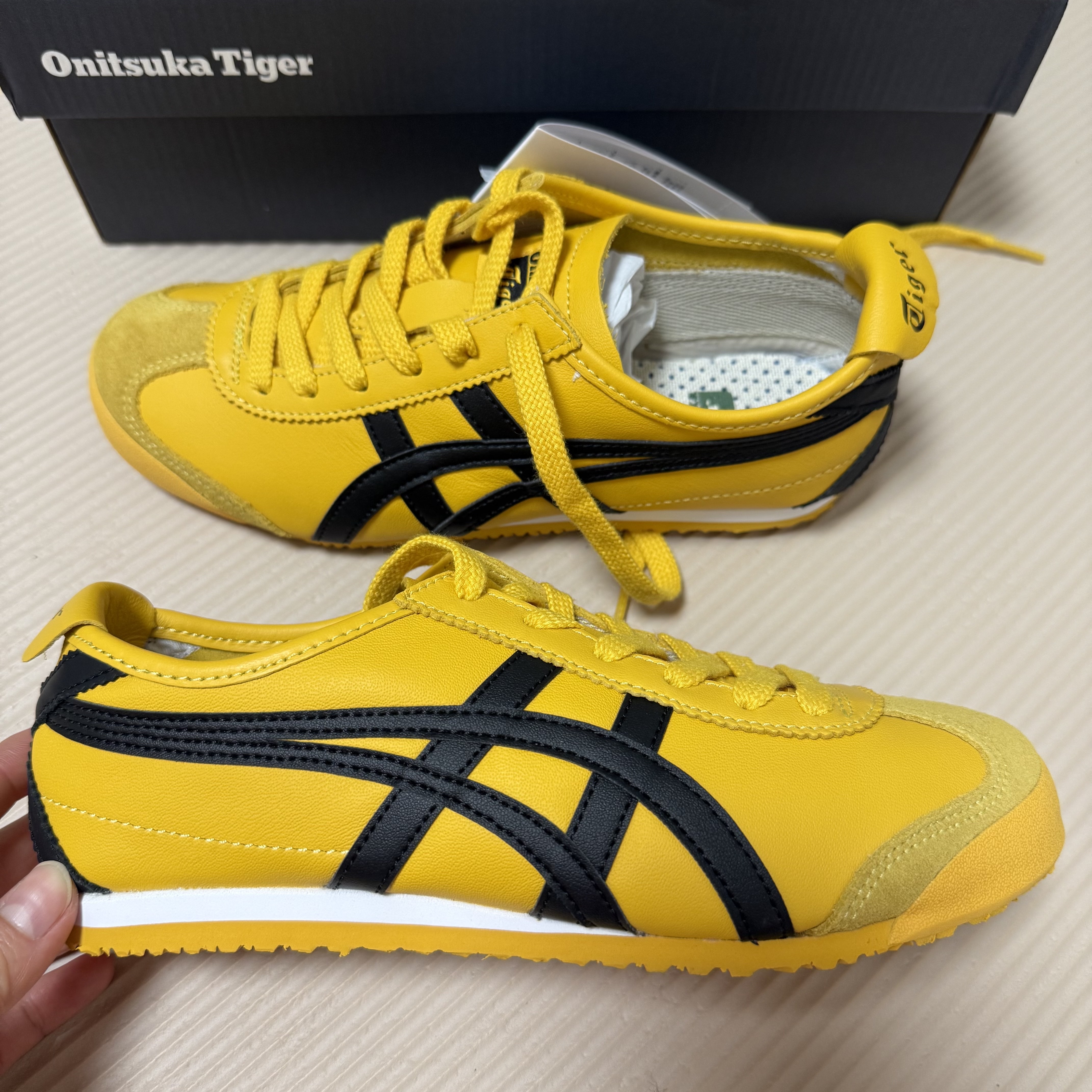 Onitsuka Tiger Mexico 66 Yellow Black 착용 스타일