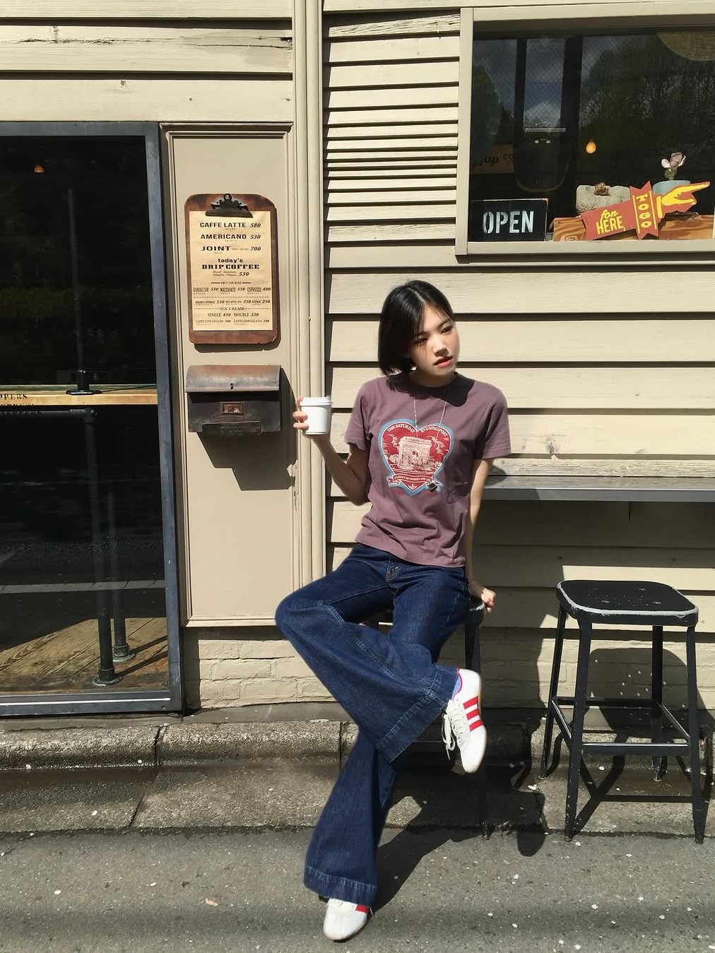 The Saturday Evening Post Arch Heart T-Shirt_Charcoal 착용 스타일 - 4