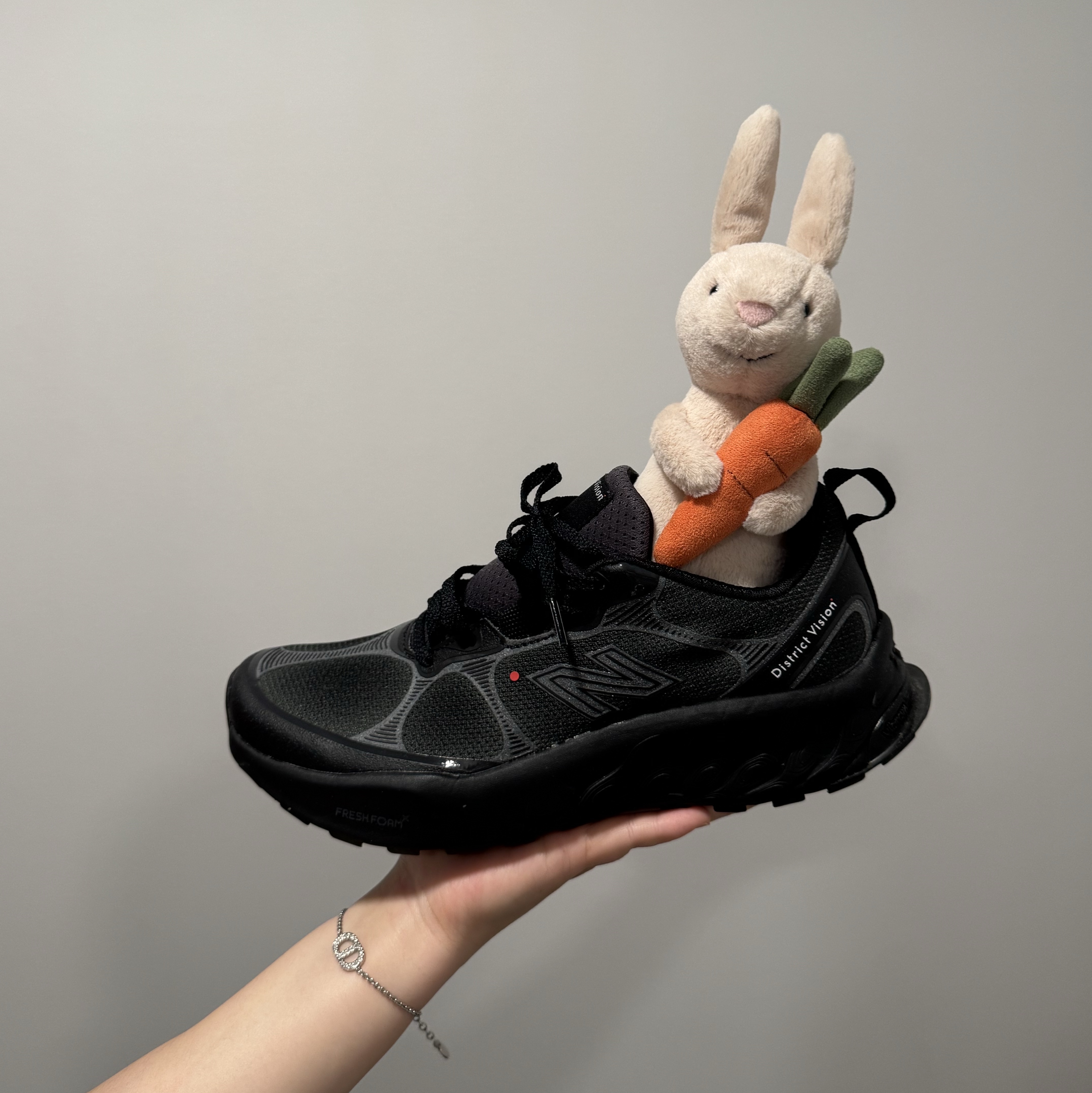 New Balance x District Vision Fresh Foam X Hierro v8 Magnet Black Beauty 착용 스타일