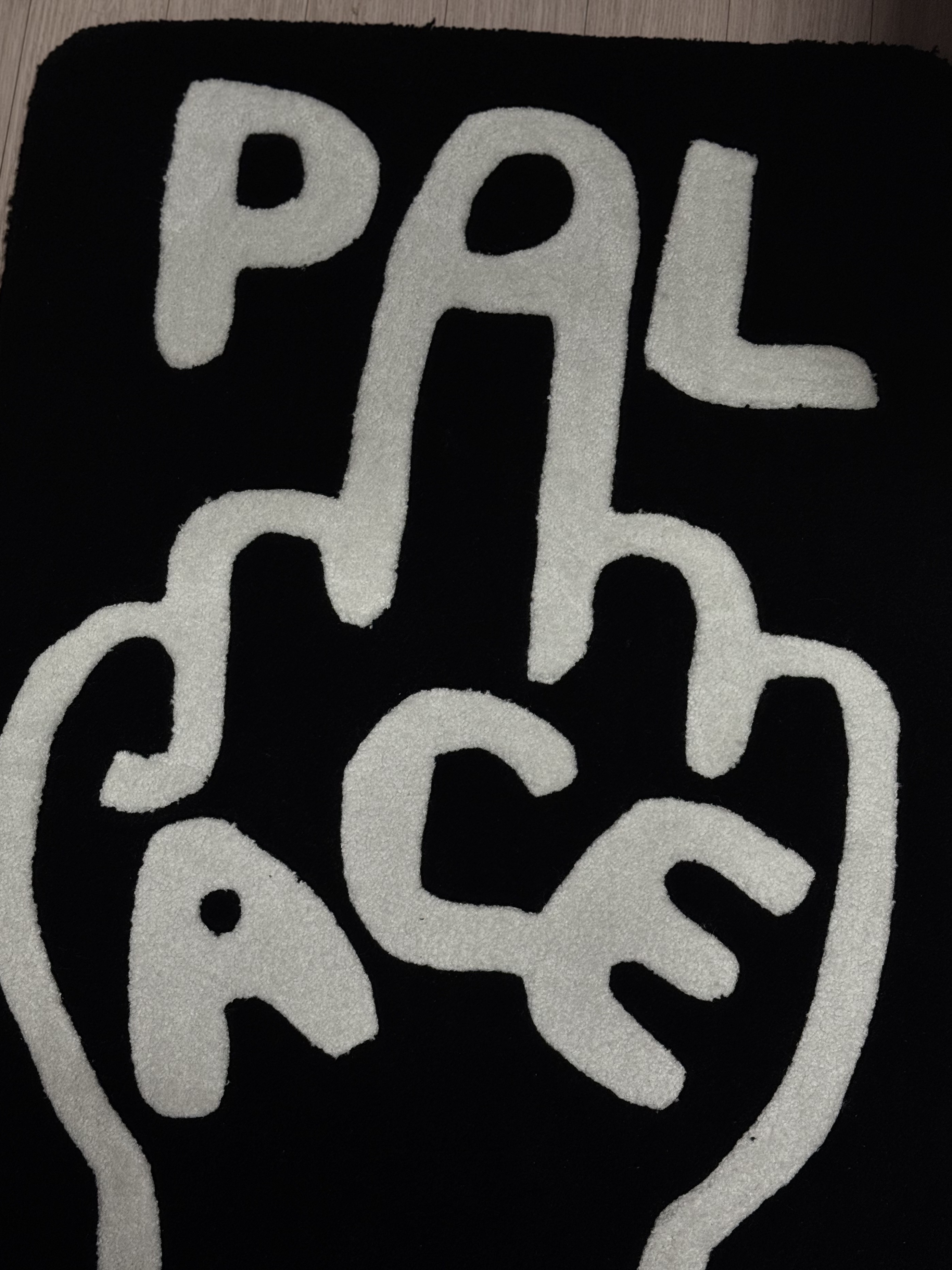 Palace Finger Up Rug Black - 21SS 착용 스타일