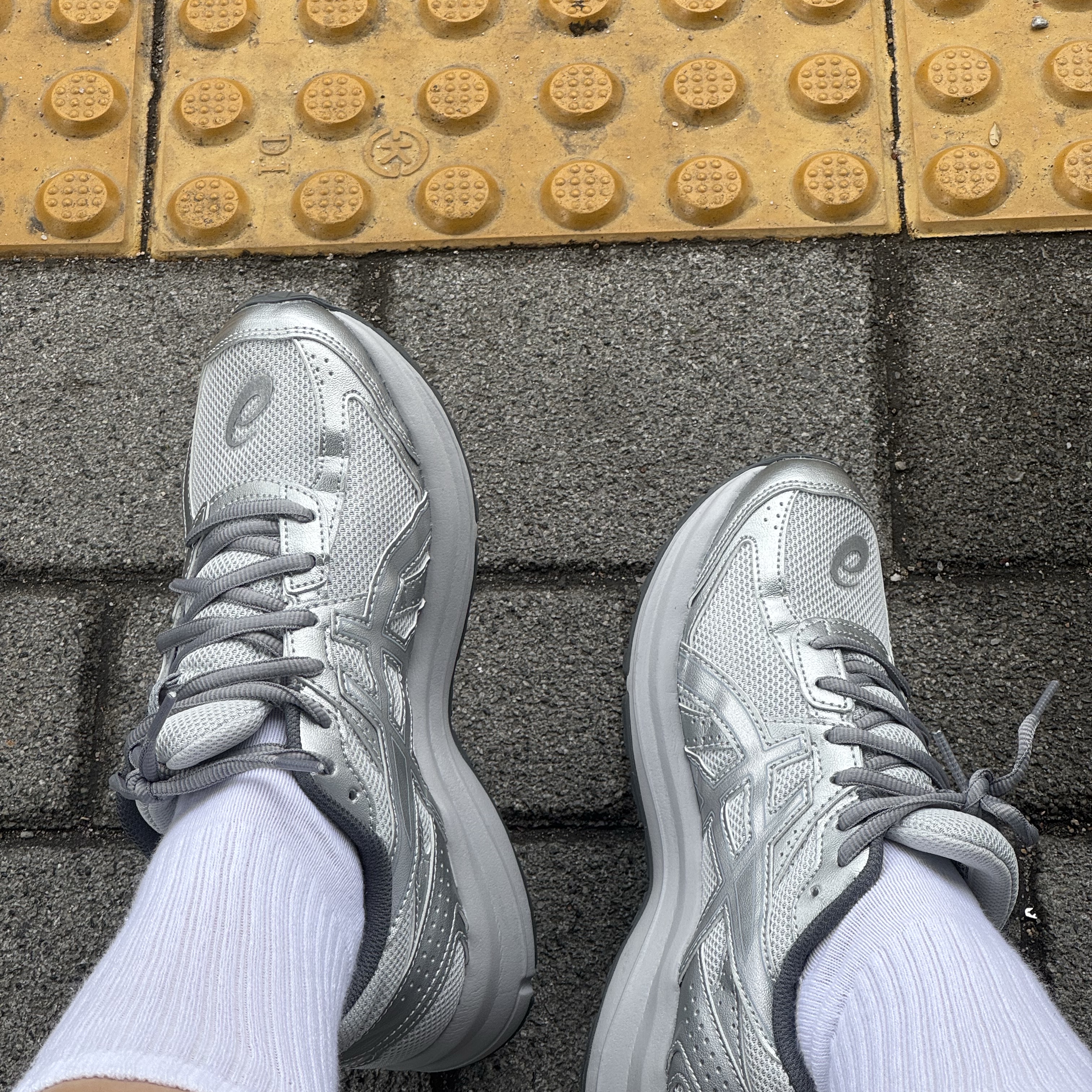 Asics Jog 100 S SMU Glacier Grey Pure Silver - 2E Wide 착용 스타일