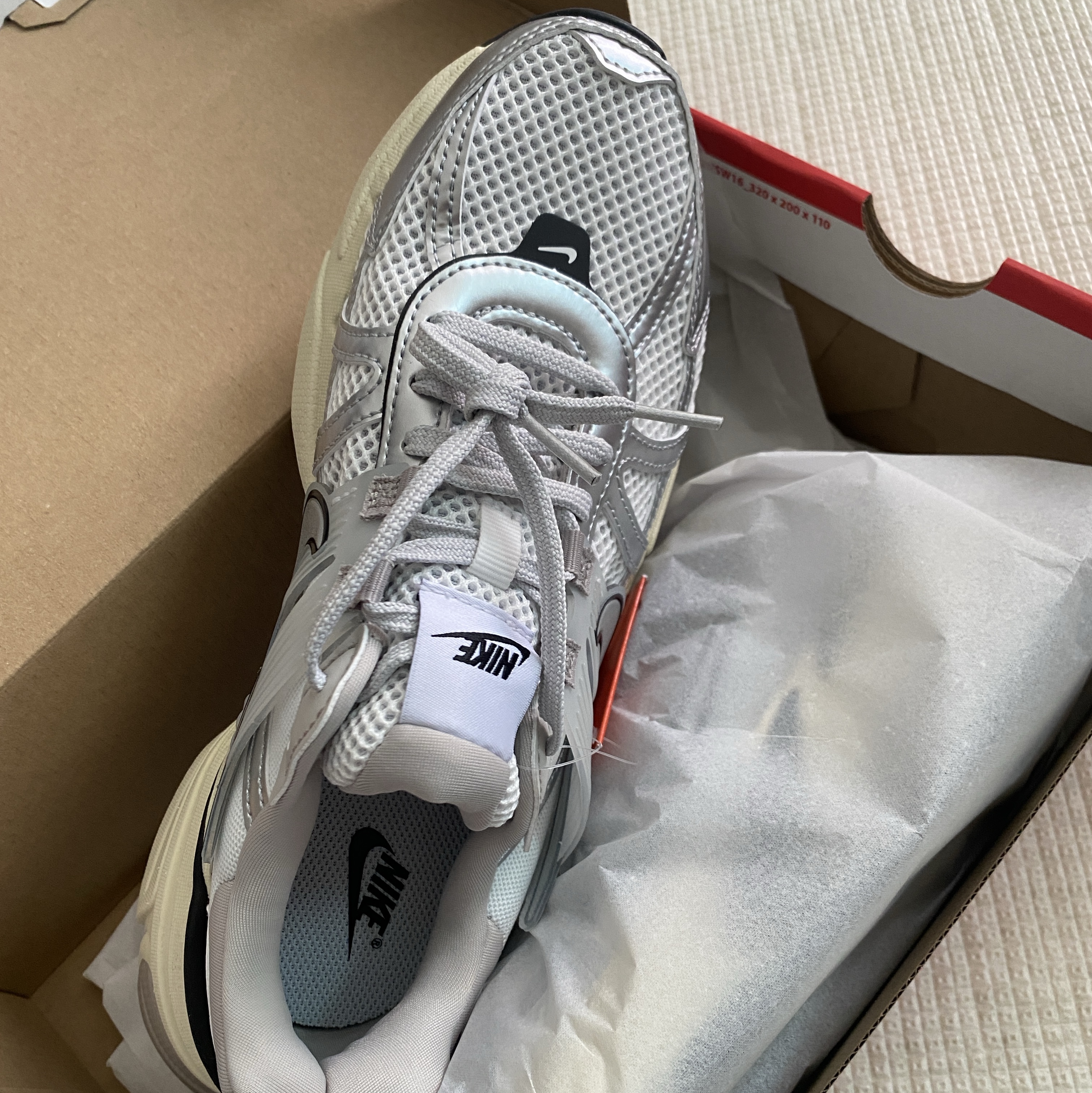 Nike V2K Run Summit White Metallic Silver 착용 스타일 - 1