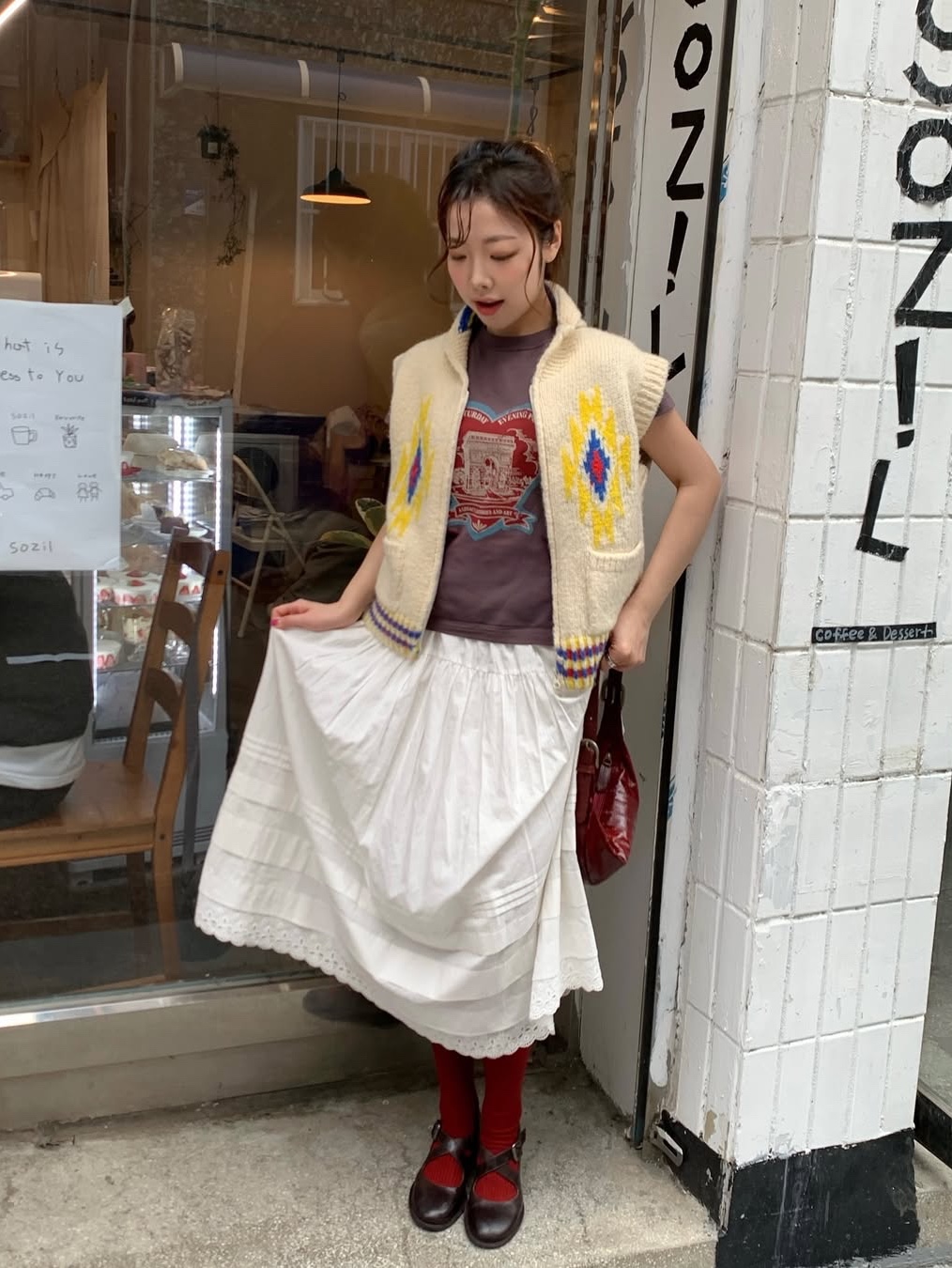 The Saturday Evening Post Arch Heart T-Shirt_Charcoal 착용 스타일 - 4