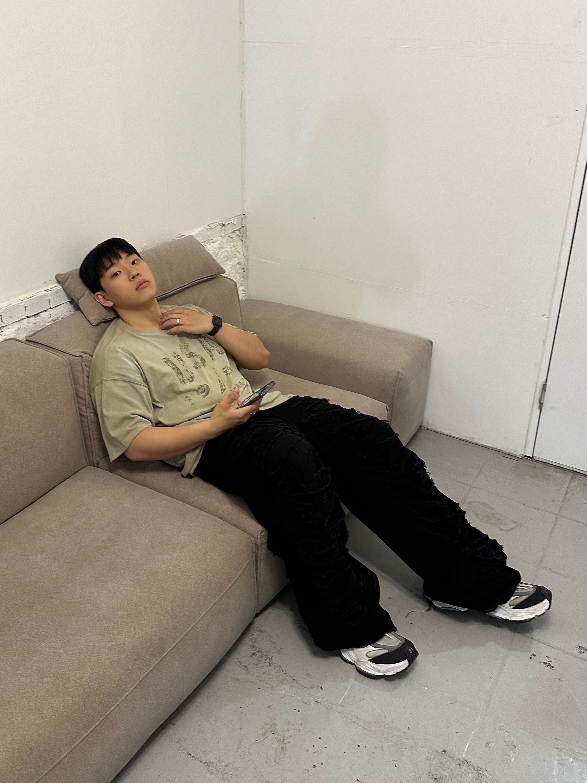 Balenciaga Cargo Sneakers White Grey 착용 스타일 - 2