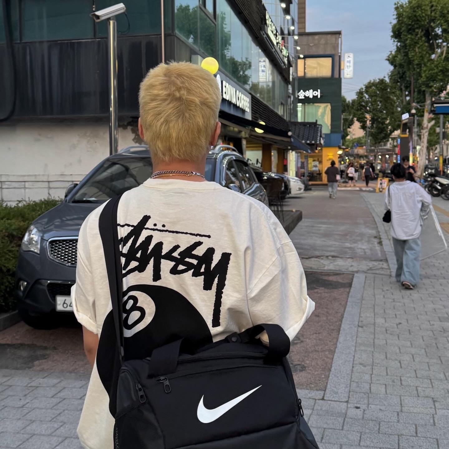 Stussy 8 Ball Pigment Dyed T-Shirt Natural 착용 스타일