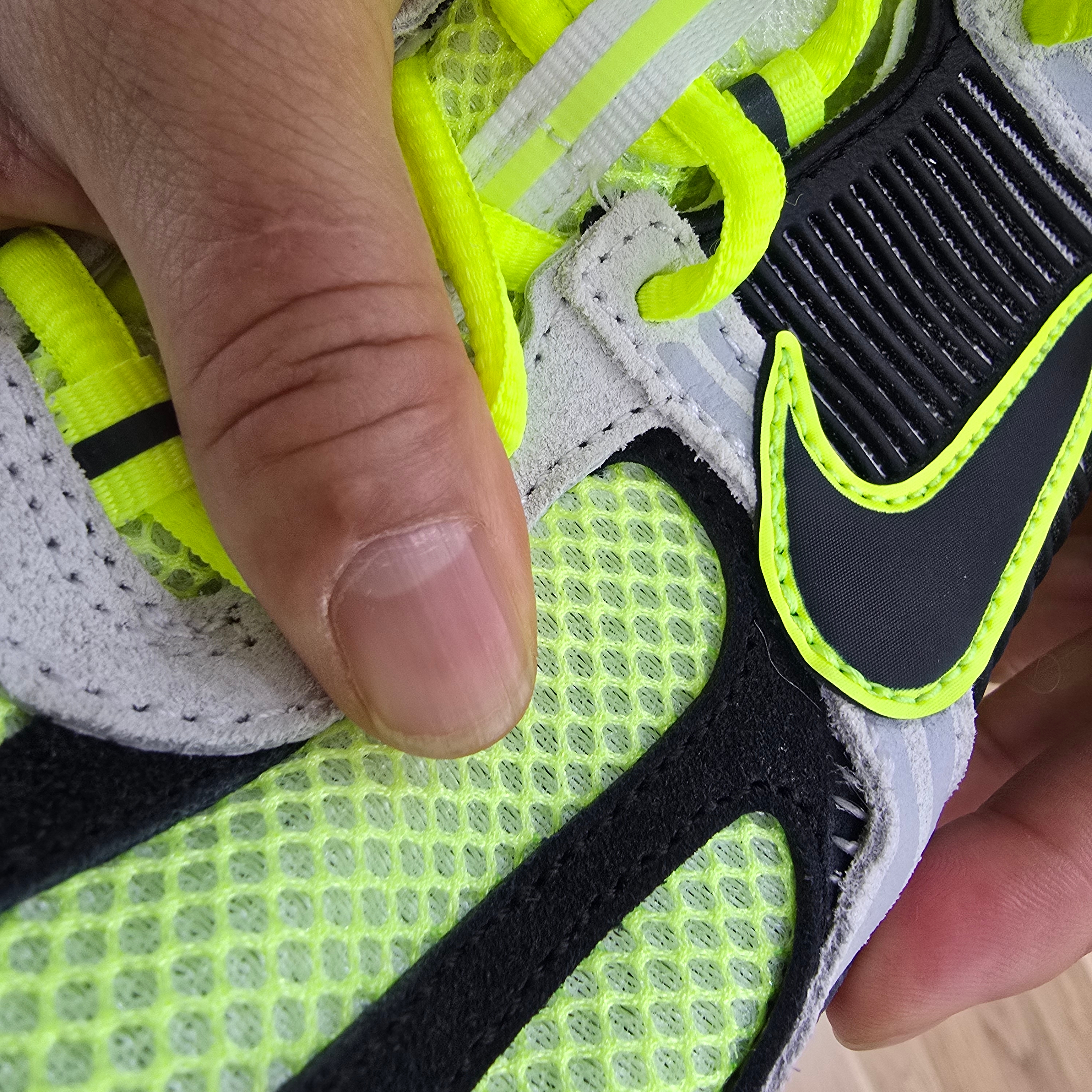 Nike Zoom Vomero 5 Volt Metallic Platinum 착용 스타일 - 1