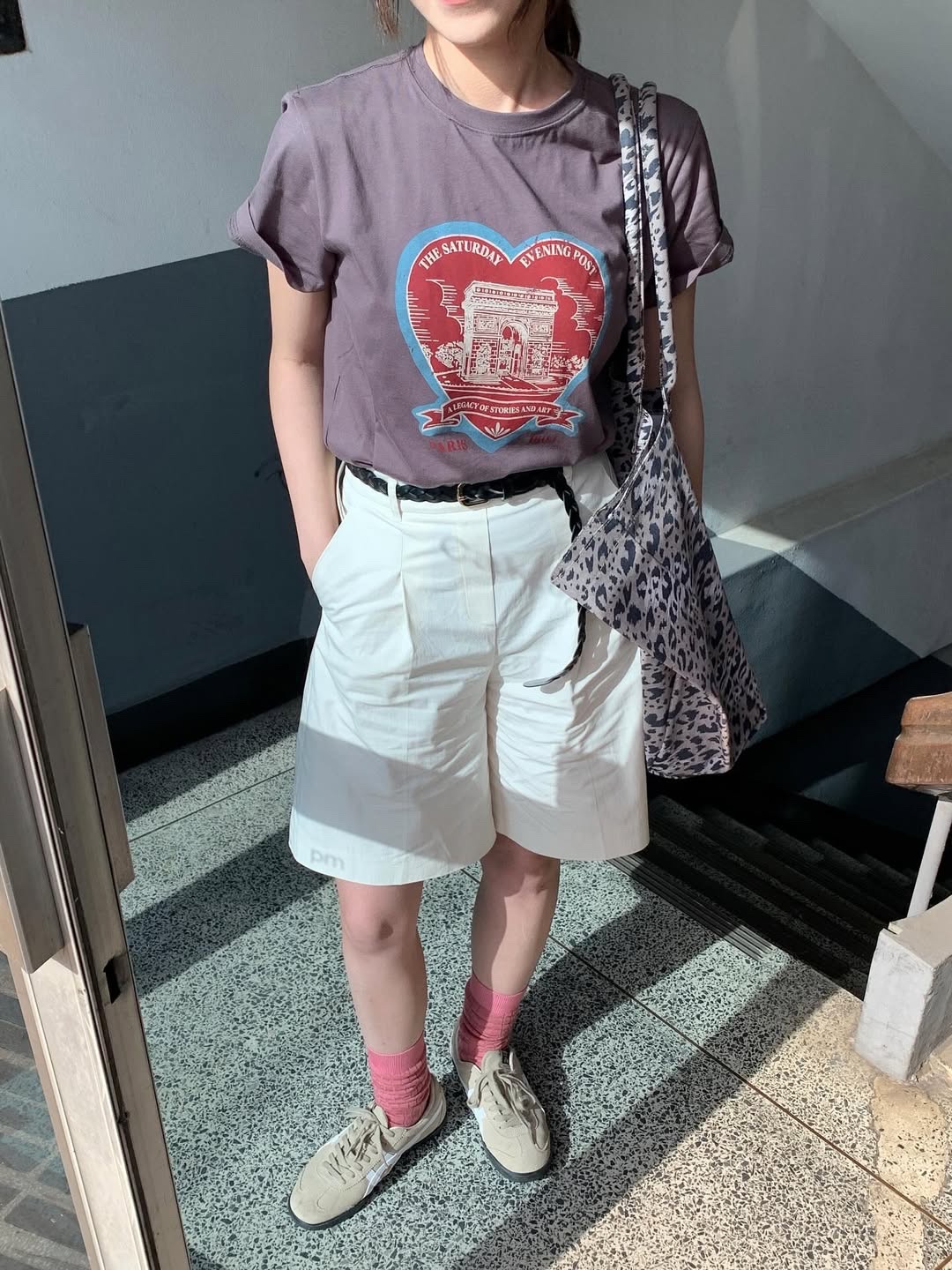 The Saturday Evening Post Arch Heart T-Shirt_Charcoal 착용 스타일 - 3