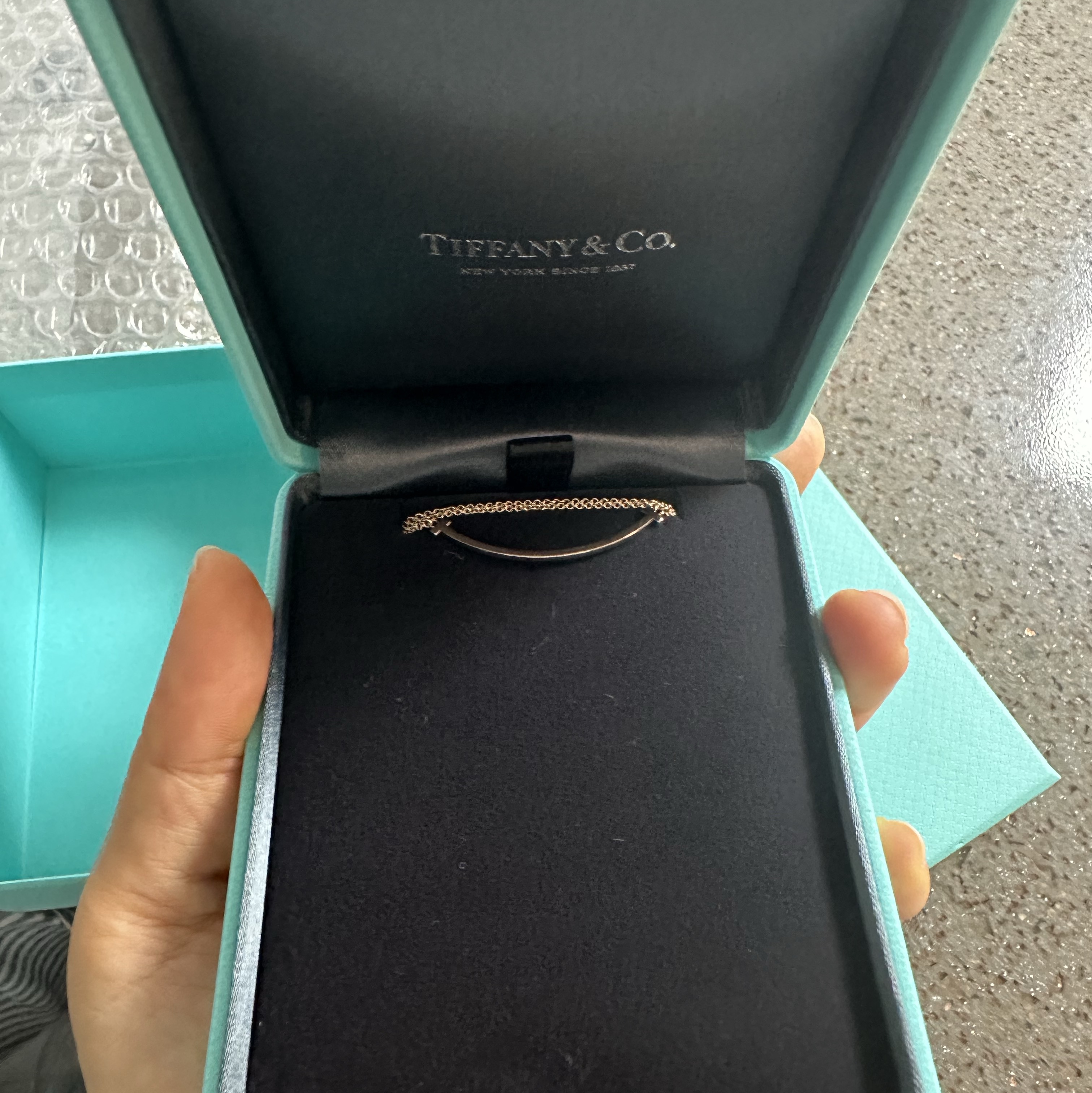 Tiffany & Co. Tiffany T Smile Pendant Small Rose Gold 착용 스타일 - 1