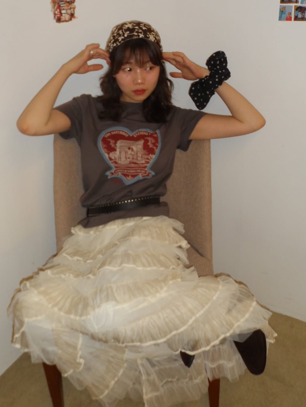 The Saturday Evening Post Arch Heart T-Shirt_Charcoal 착용 스타일 - 2