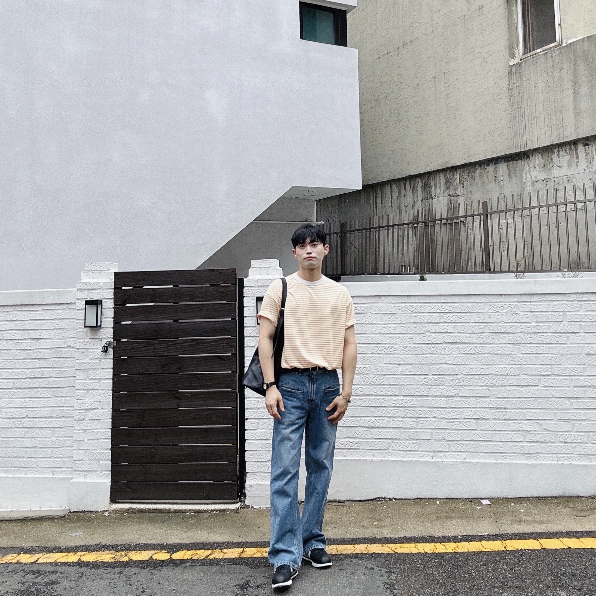 STU Classic Stripe T-shirt Yellow, Nike Cortez Black White 착용 스타일 - 1