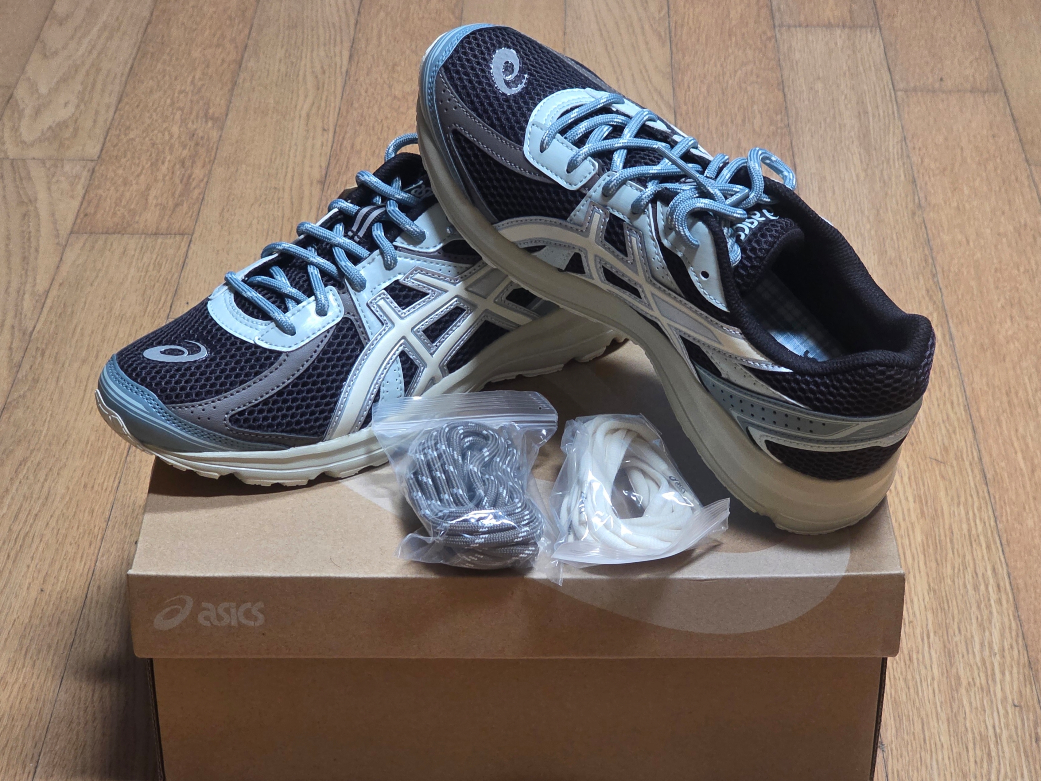 Asics x Kith Jog 100 S Espresso Vanilla Ice 착용 스타일 - 1
