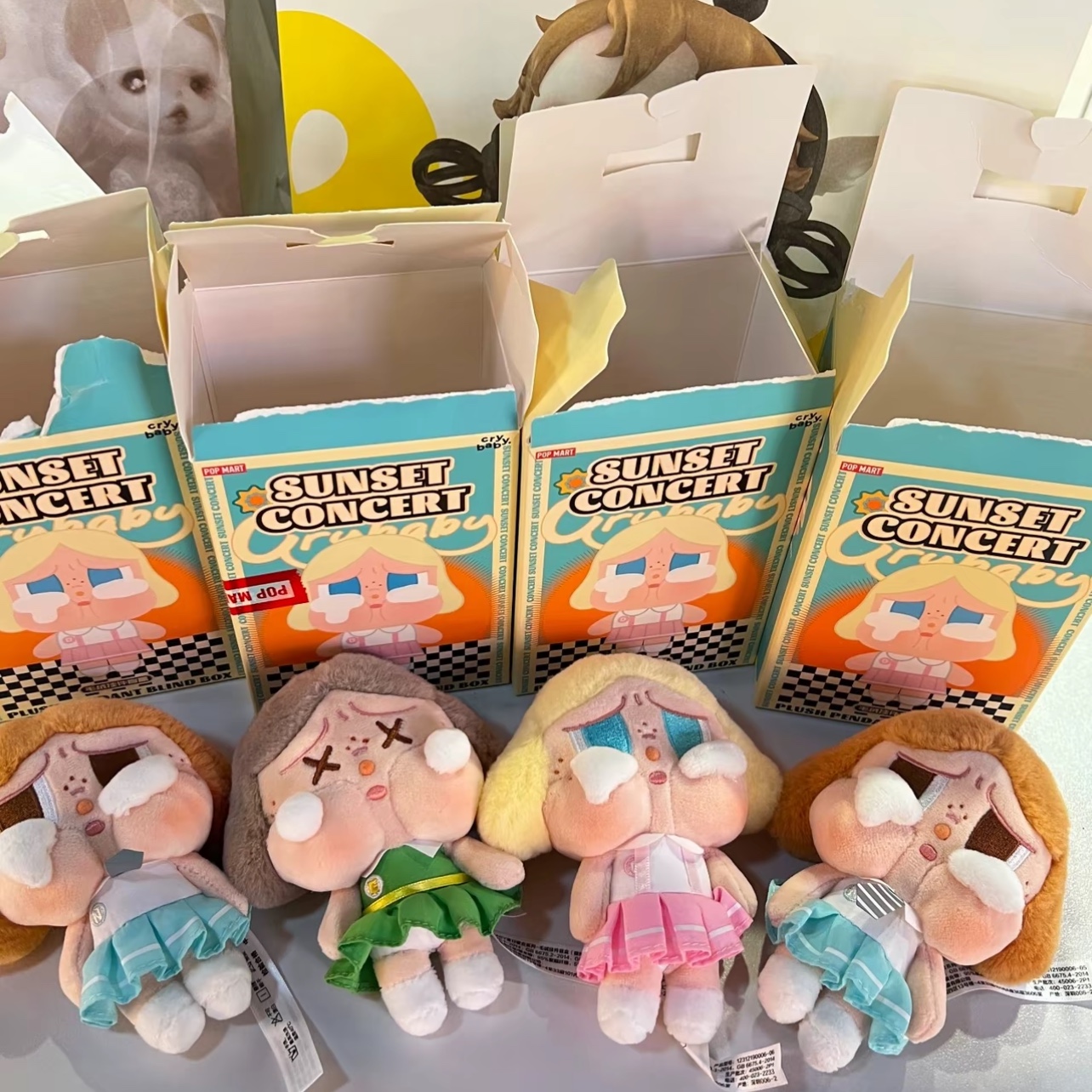 Pop Mart Crybaby Sunset Concert Series Keyring Sealed Case (6 Blind Boxes) 착용 스타일