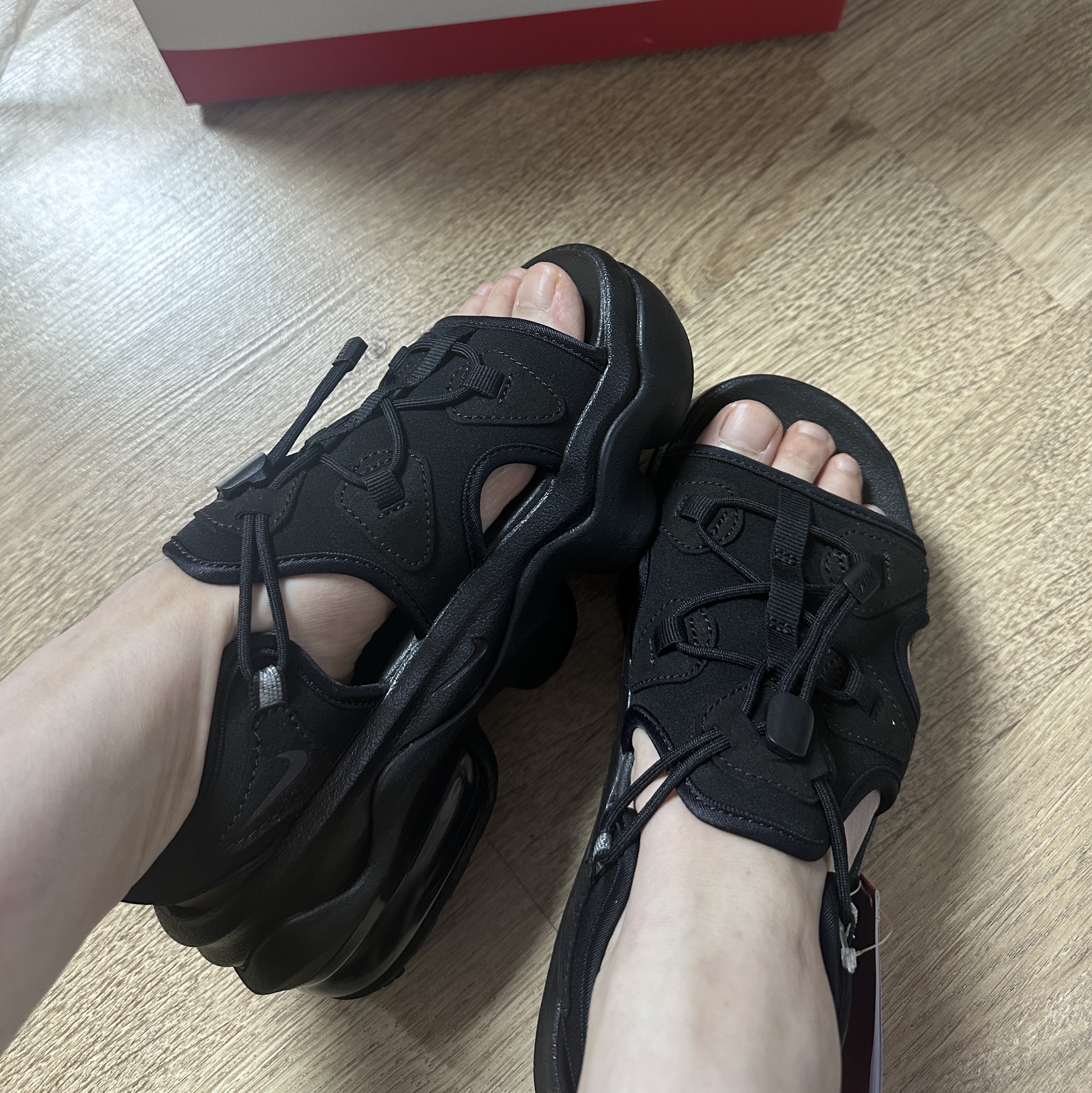 (W) Nike Air Max Koko Sandal Black 착용 스타일 - 2