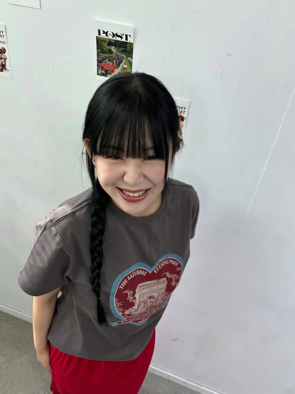 The Saturday Evening Post Arch Heart T-Shirt_Charcoal 착용 스타일 - 3
