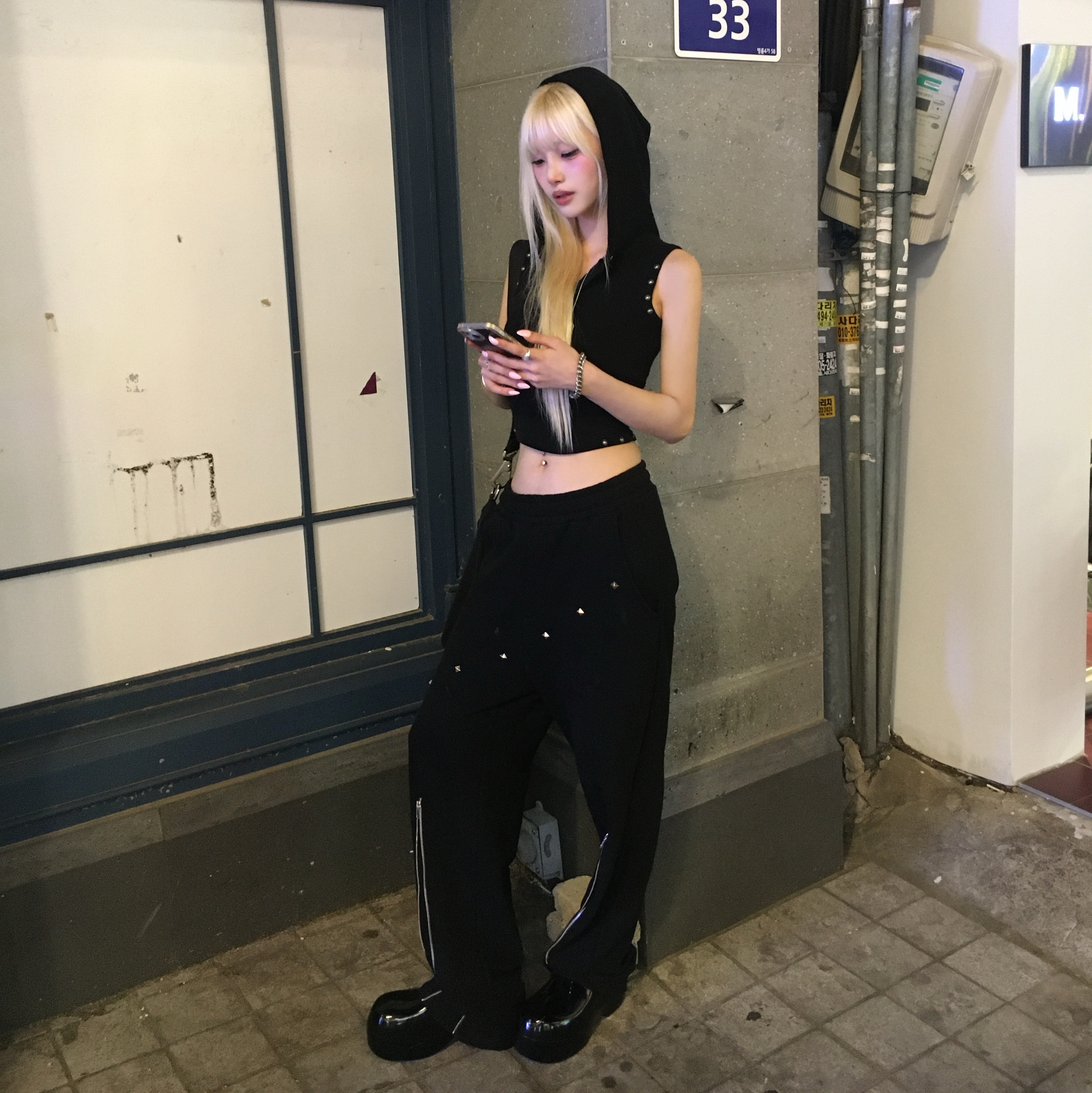 Smokeastar Diagonal Stud Zip Sweat Pants Black 착용 스타일 - 1