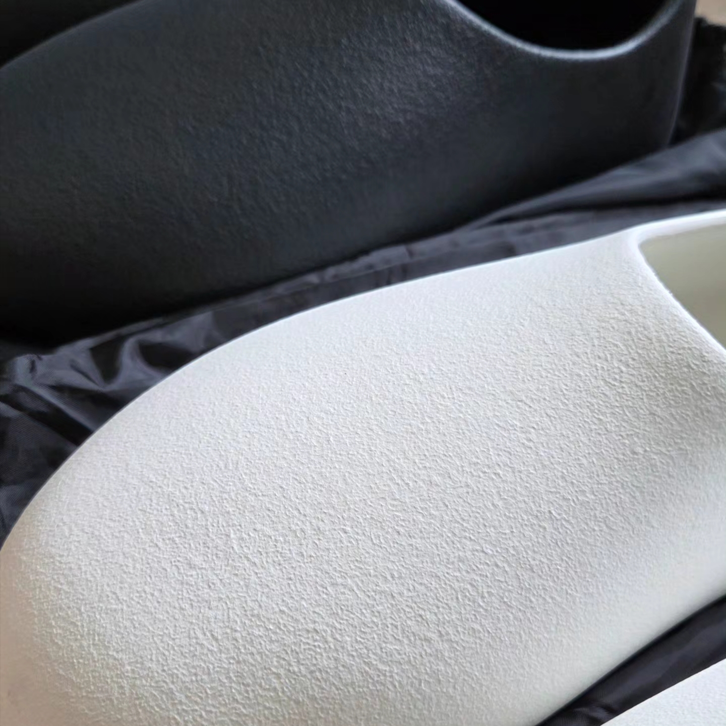 Yeezy SL-01 White, Yeezy SL-01 Black 착용 스타일 - 1