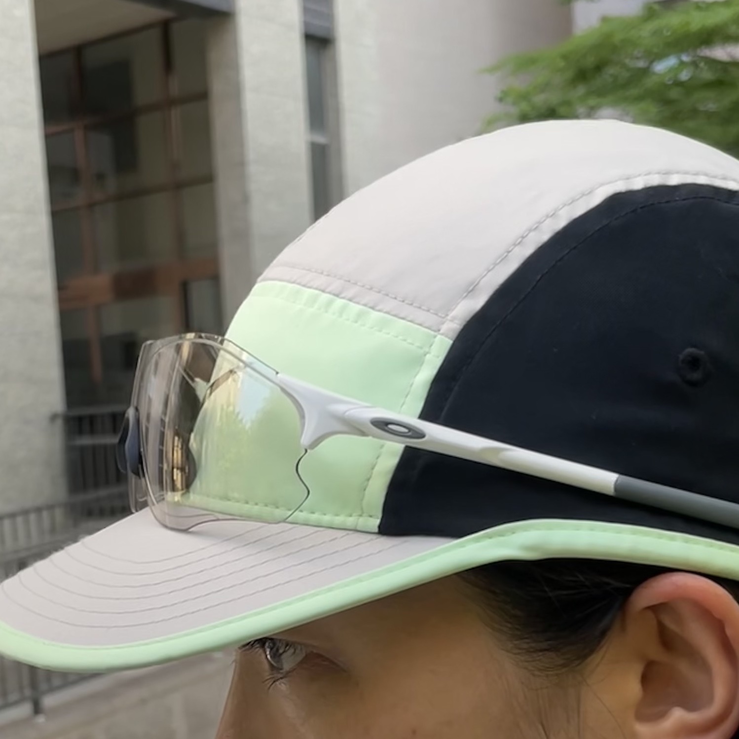 Oakley EVZero Path Matte White Frame Clear To Black Iridium Photochromic Lenses Low Bridge Fit 착용 스타일