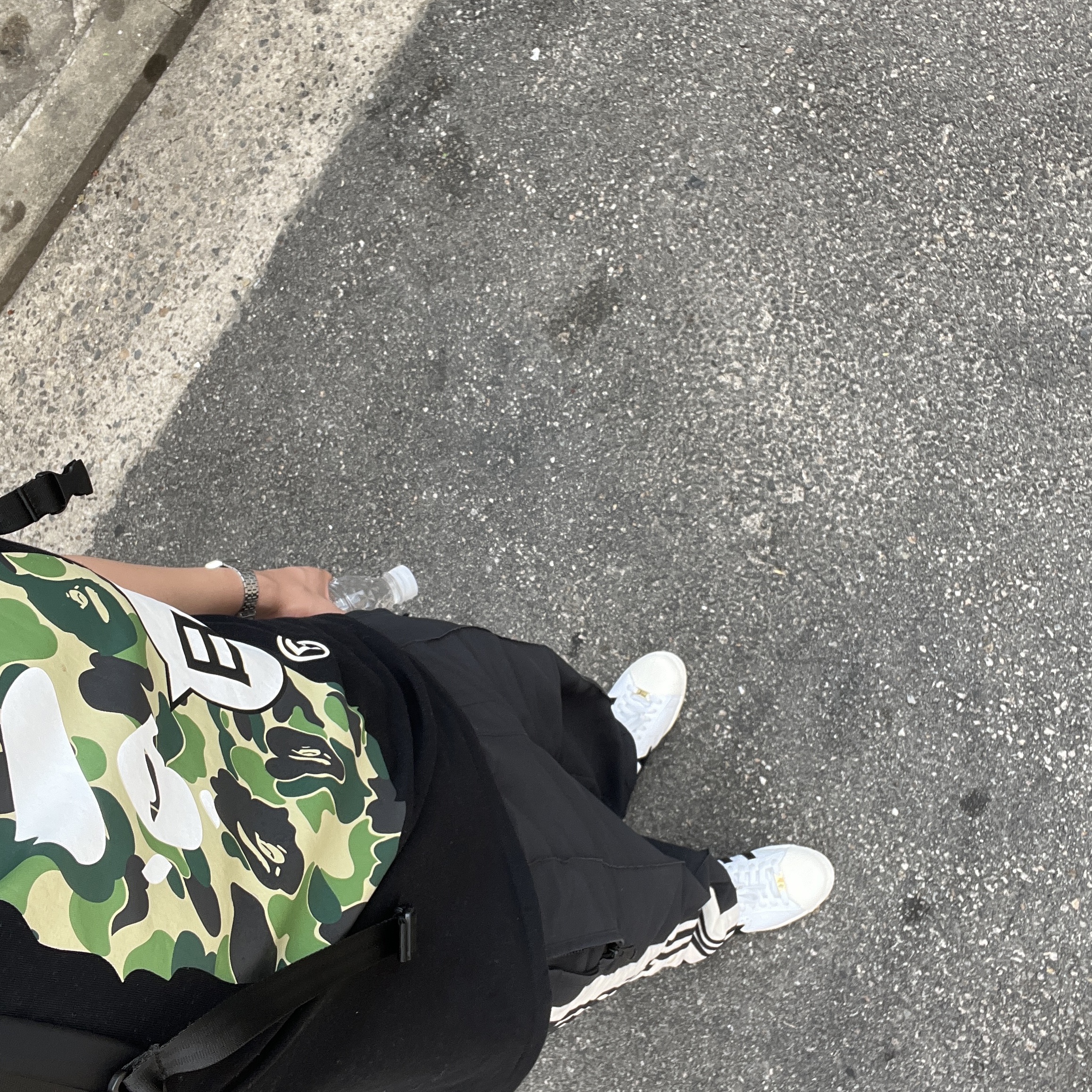 Adidas x BAPE Superstar Vintage Cloud White Core Black, BAPE Japan Big Ape Head City T-Shirt Black 착용 스타일 - 1