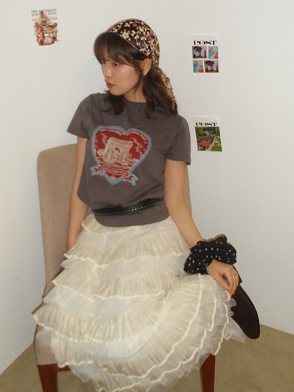 The Saturday Evening Post Arch Heart T-Shirt_Charcoal 착용 스타일 - 4