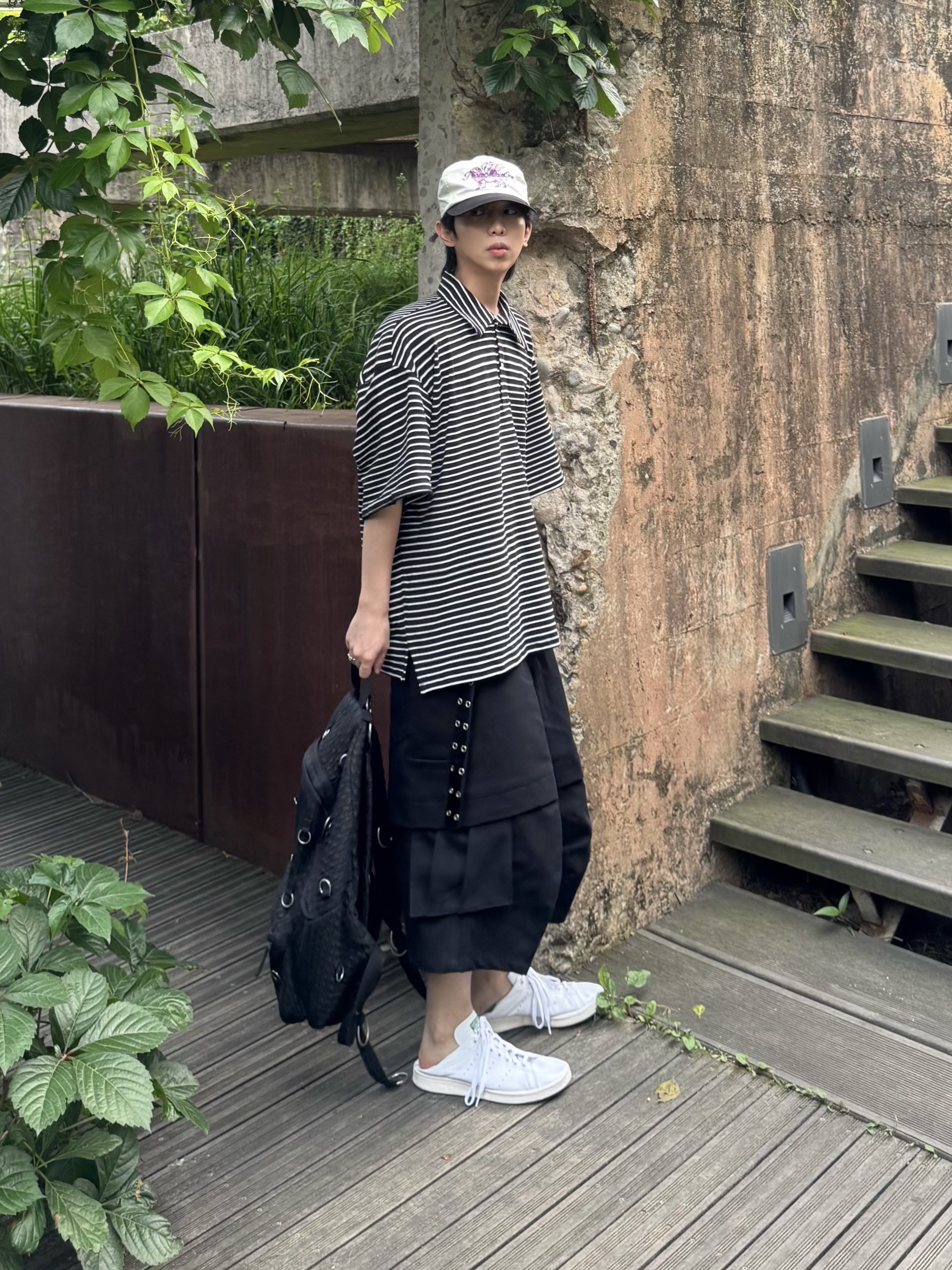 Kamien Stripe Polo Shirts Black, Kamien Titan Bermuda Pants Black 착용 스타일 - 1