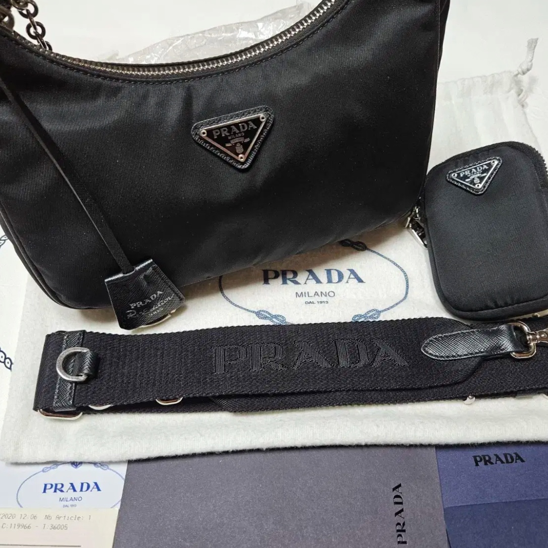 Prada Re-Edition 2005 Re-Nylon Shoulder Bag Black 착용 스타일