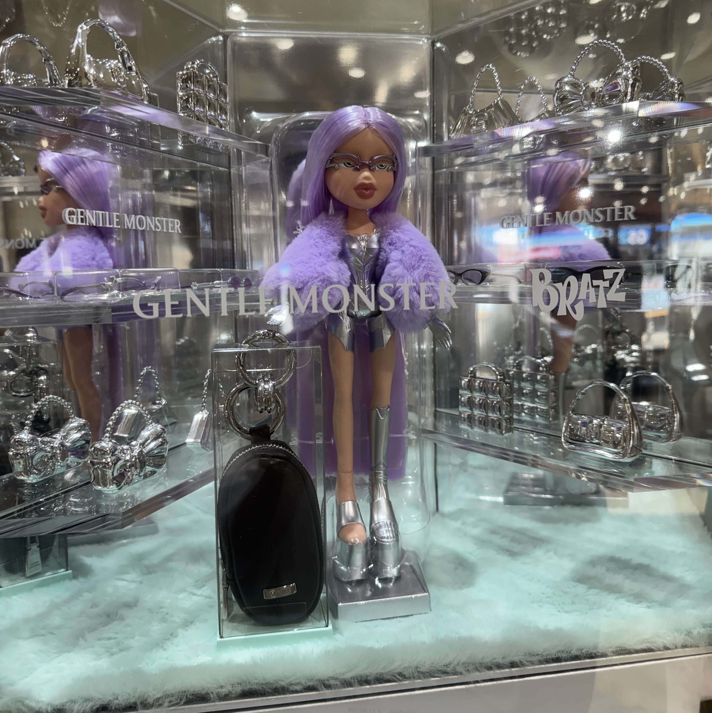 Gentle Monster x Bratz Plush & Pico 02(V) Silver Purple Set 착용 스타일 - 3