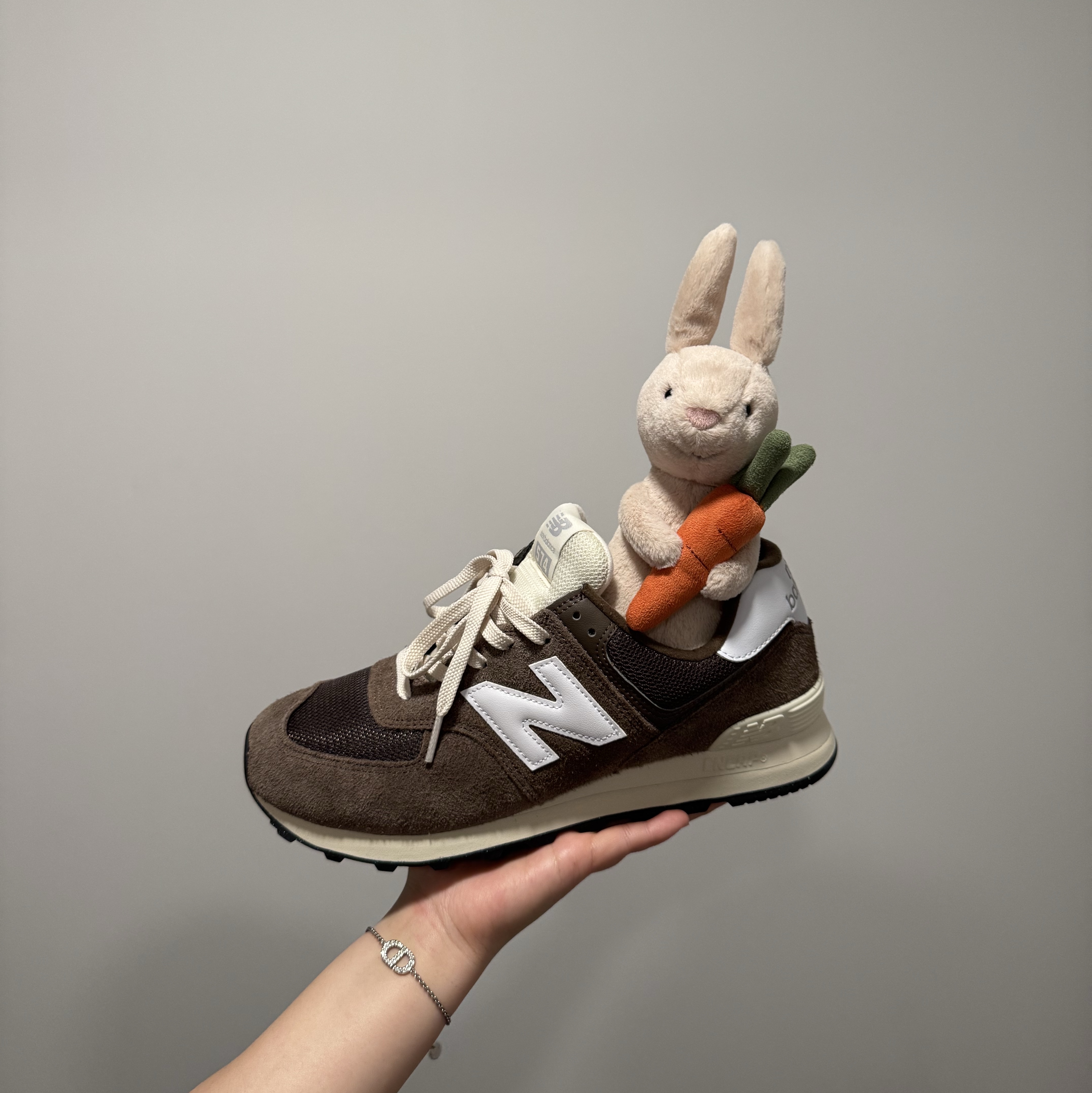 New Balance 574 Dark Mushroom Angora - D Standard 착용 스타일