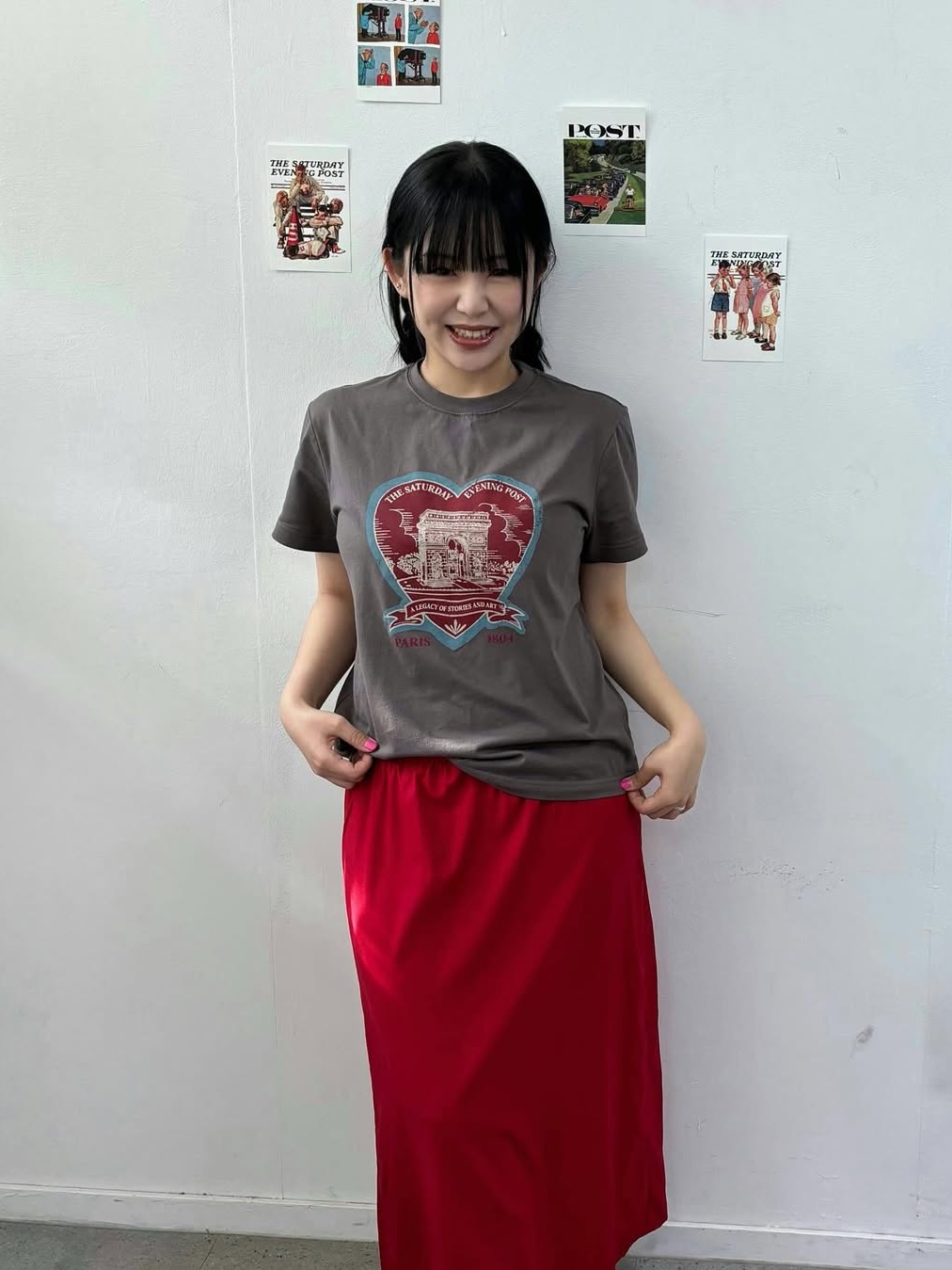 The Saturday Evening Post Arch Heart T-Shirt_Charcoal 착용 스타일 - 1