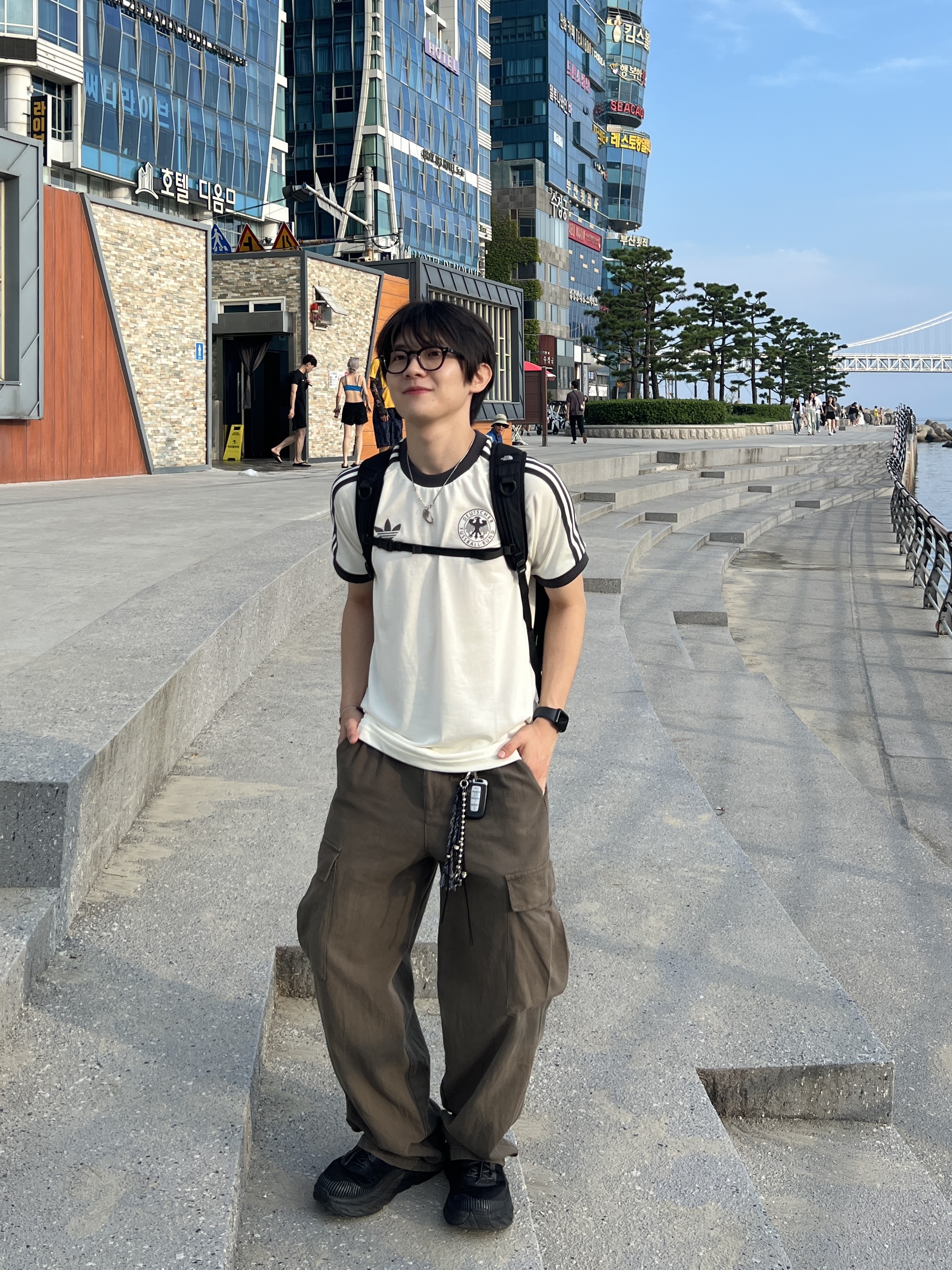 Adidas German Adicolor Classic 3-Stripes T-Shirt Off White - KR Sizing, Hoka Bondi 7 Black - Wide 착용 스타일 - 1