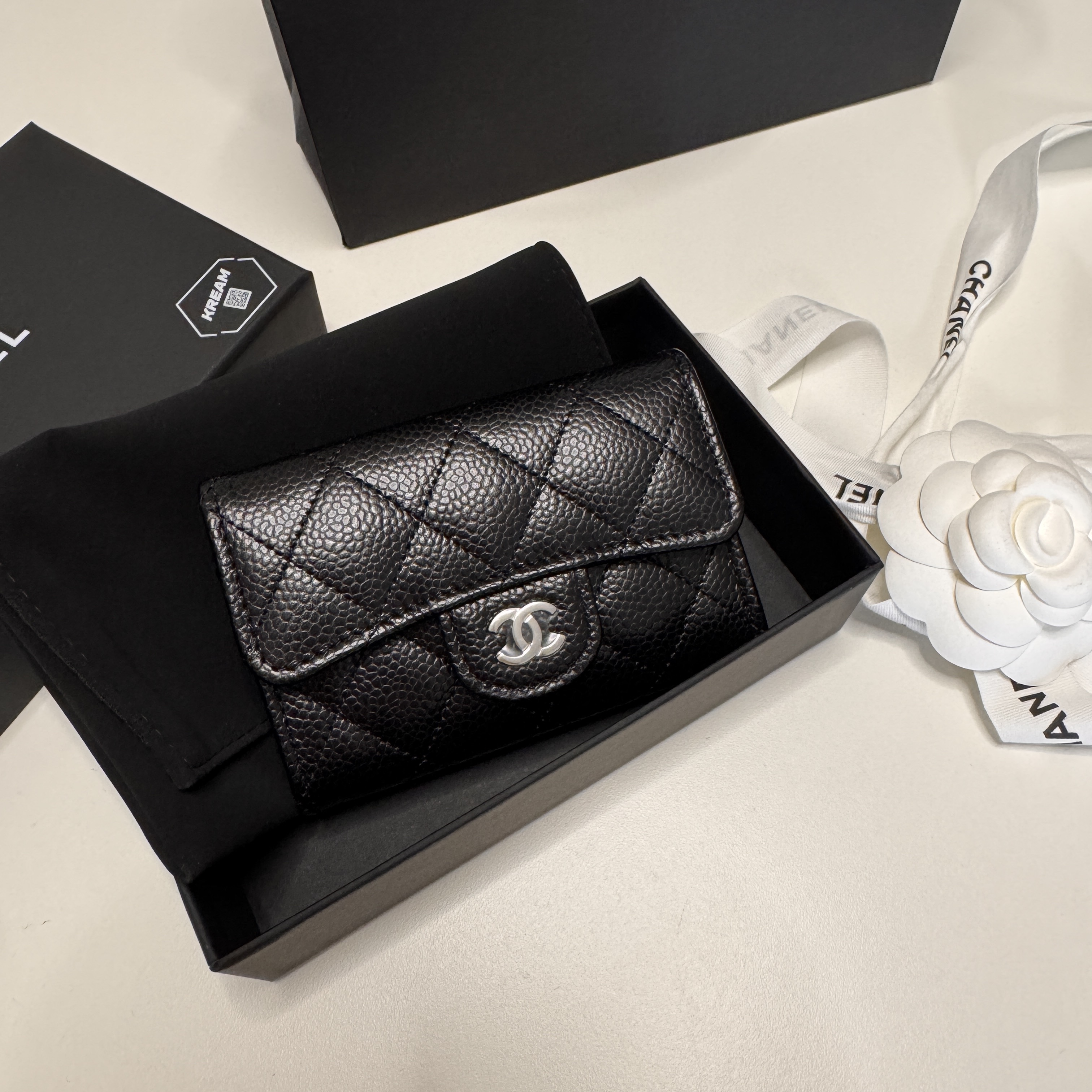 Chanel Classic Card Holder Grained Calfskin & Silver Black 착용 스타일 - 1
