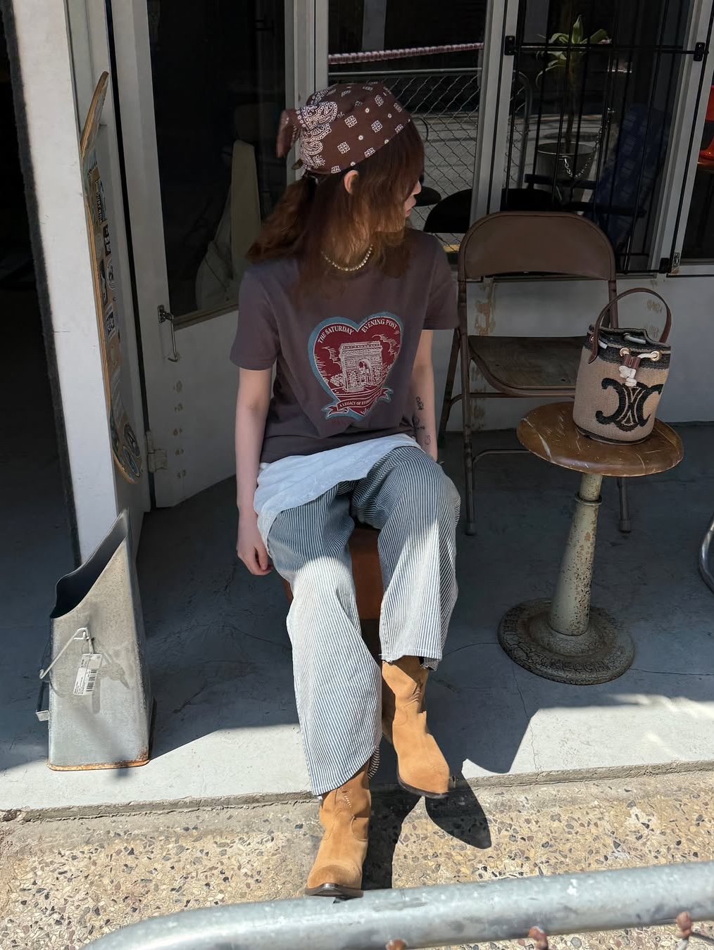 The Saturday Evening Post Arch Heart T-Shirt_Charcoal 착용 스타일 - 1
