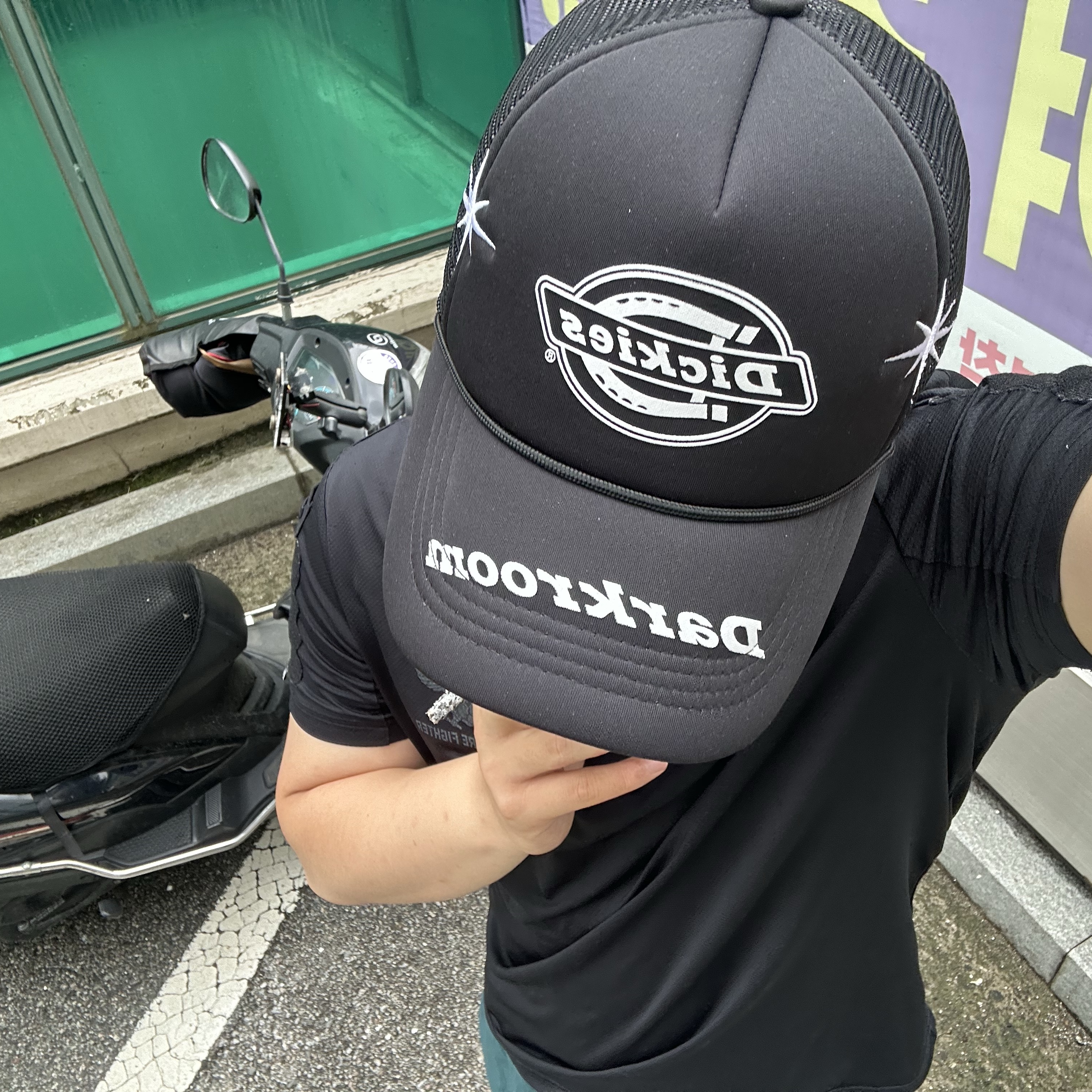 Dickies x Darkr8m Studio Mesh Foam Trucker Hat Black 착용 스타일