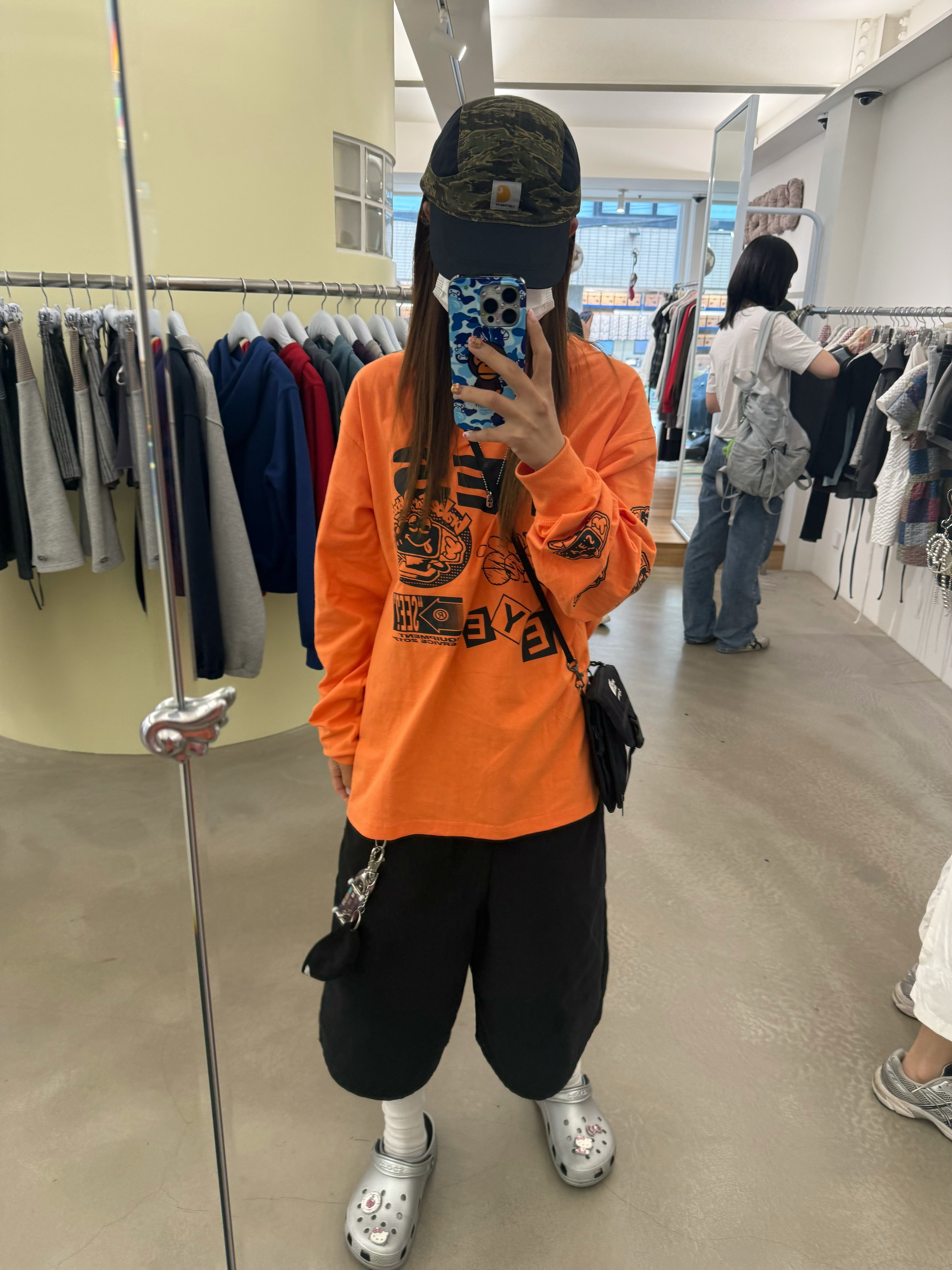 Crocs Classic Metallic Clog Silver, Nike x Carhartt WIP NRG Camo Tailwind Cap  착용 스타일