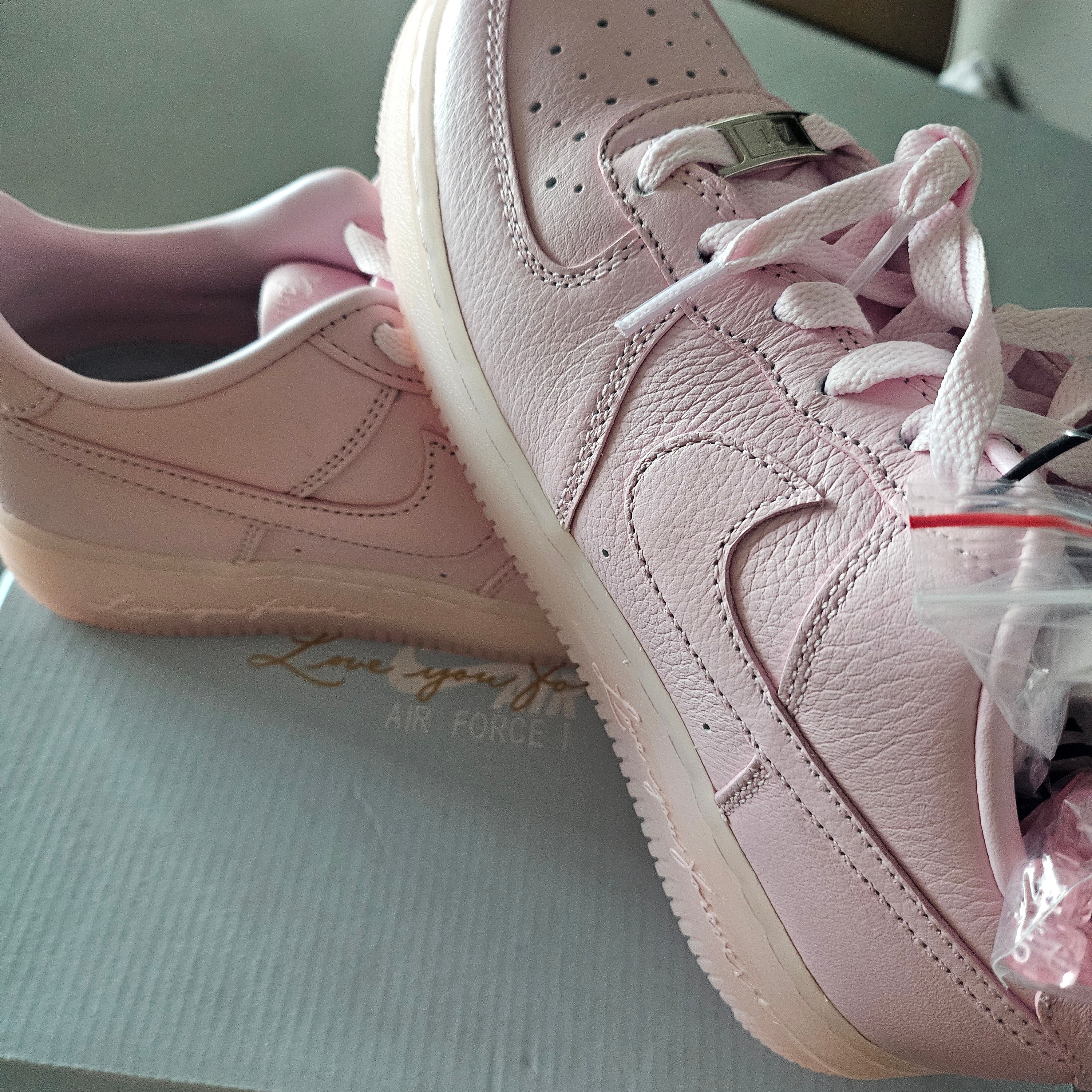 (GS) Nike x Drake Nocta Air Force 1 Low SP Certified Lover Boy Pink Foam 착용 스타일 - 5