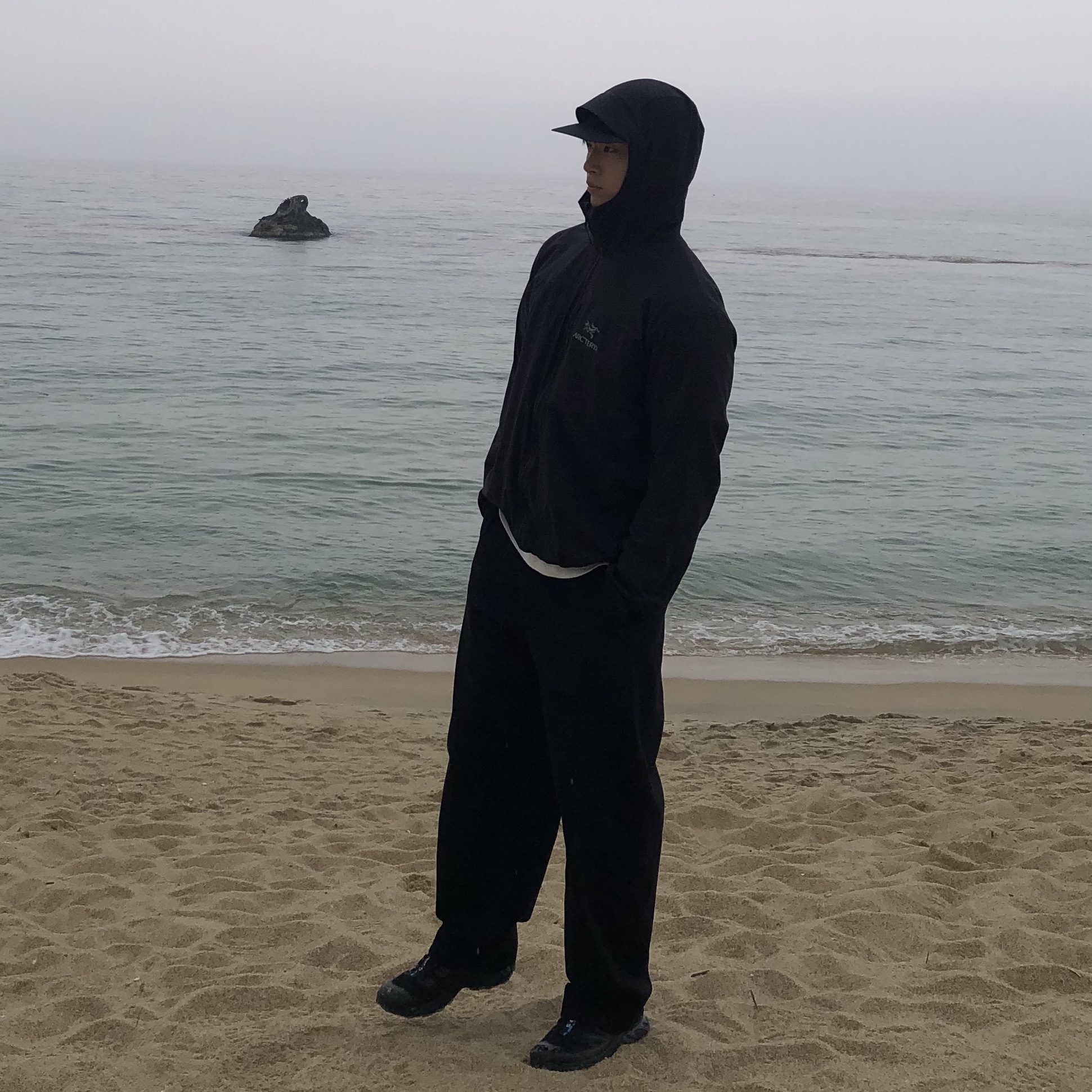 Arc'teryx Squamish Hoody Black, Arc'teryx Norvan Regular Brim Hat Black 착용 스타일