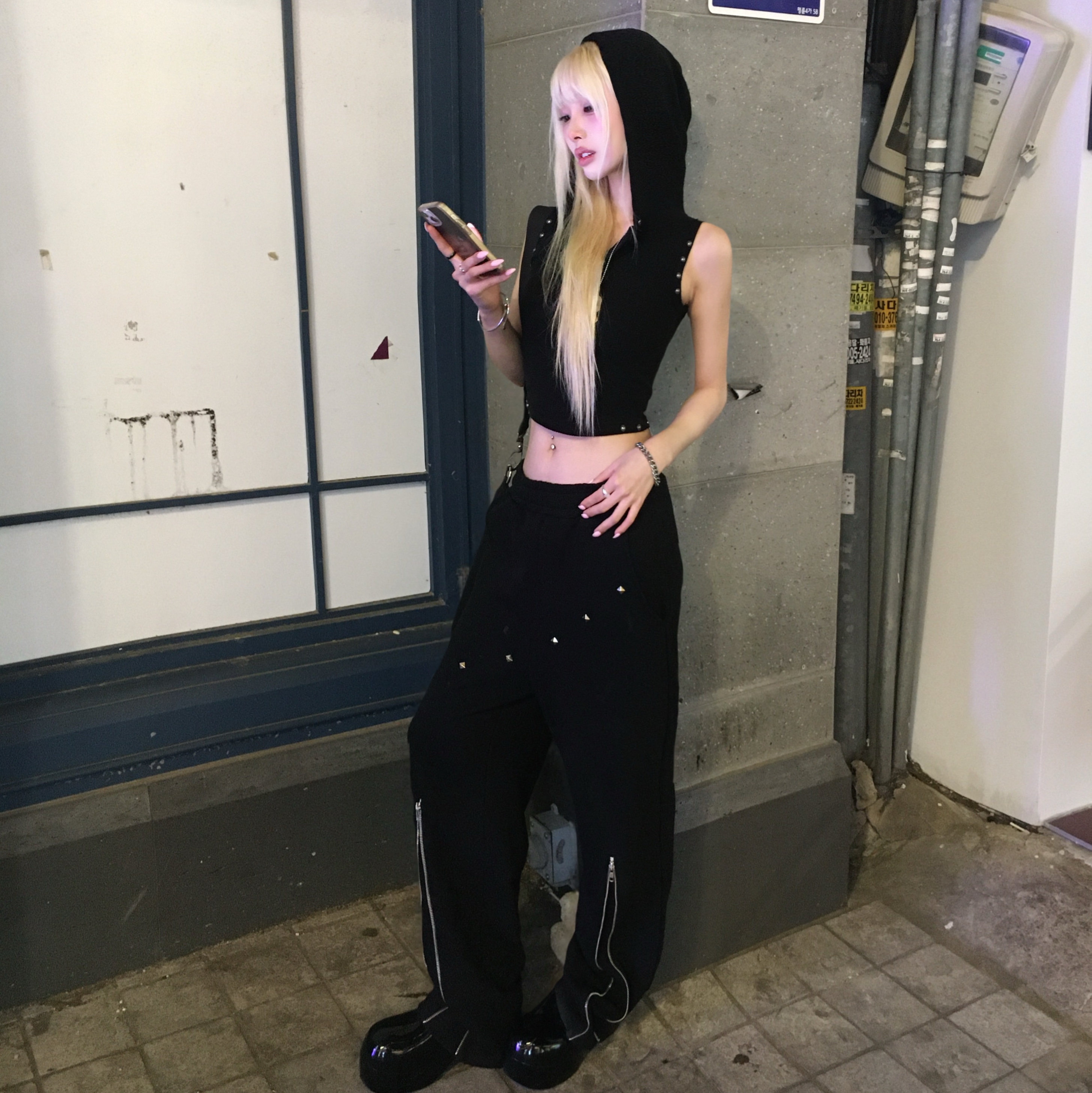 Smokeastar Diagonal Stud Zip Sweat Pants Black 착용 스타일 - 2