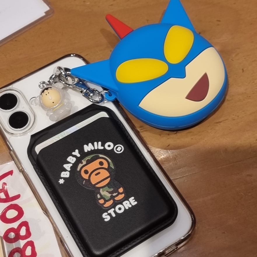 BAPE Baby Milo MagSafe Card Holder Black 착용 스타일