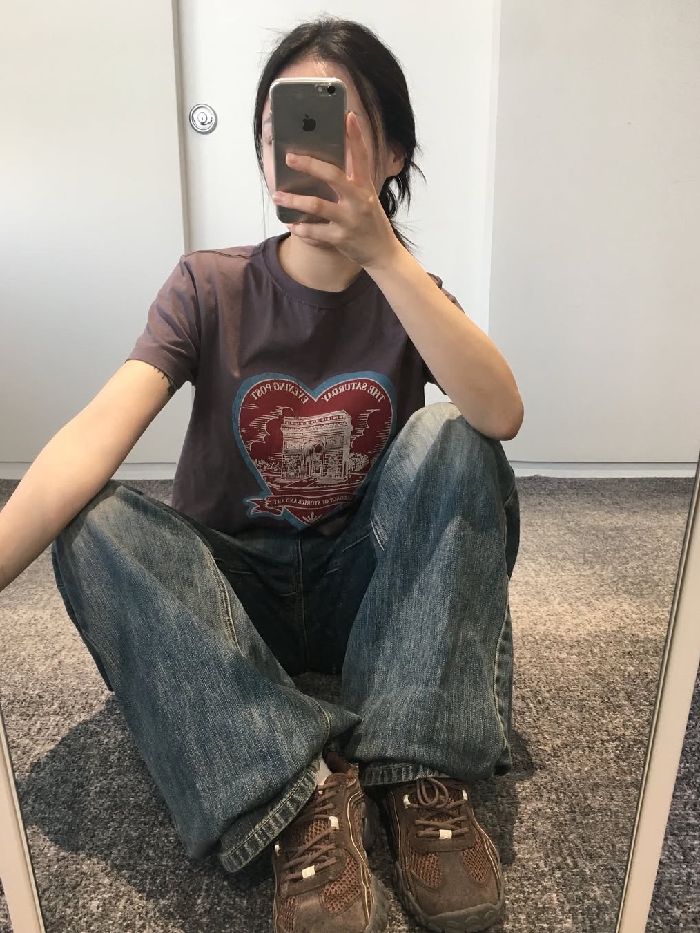 The Saturday Evening Post Arch Heart T-Shirt_Charcoal 착용 스타일 - 5