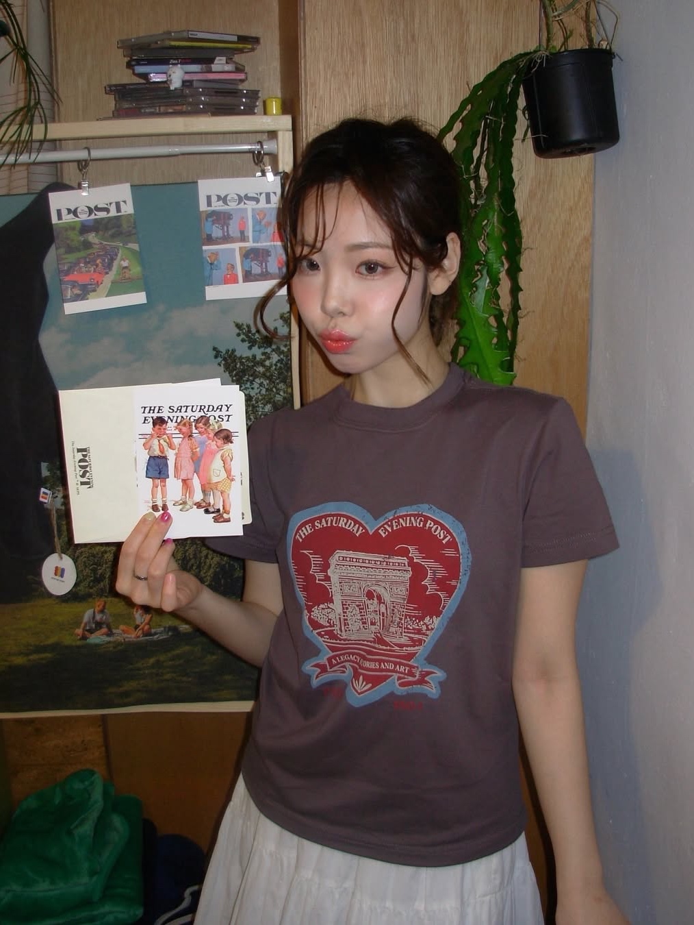 The Saturday Evening Post Arch Heart T-Shirt_Charcoal 착용 스타일 - 1