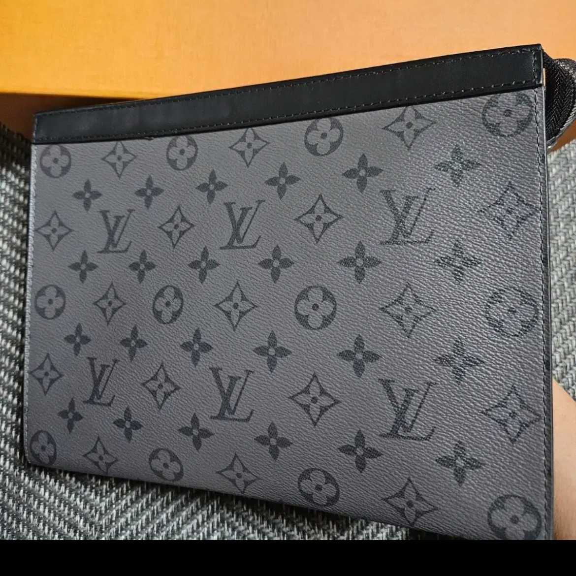 Louis Vuitton Pochette Voyage MM Monogram Eclipse Reverse 착용 스타일 - 2