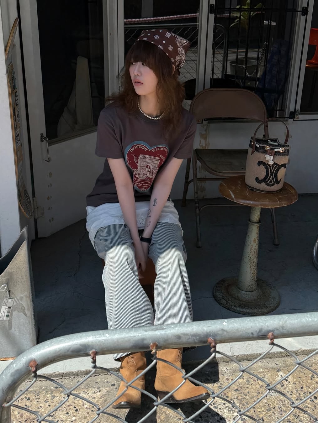 The Saturday Evening Post Arch Heart T-Shirt_Charcoal 착용 스타일 - 4