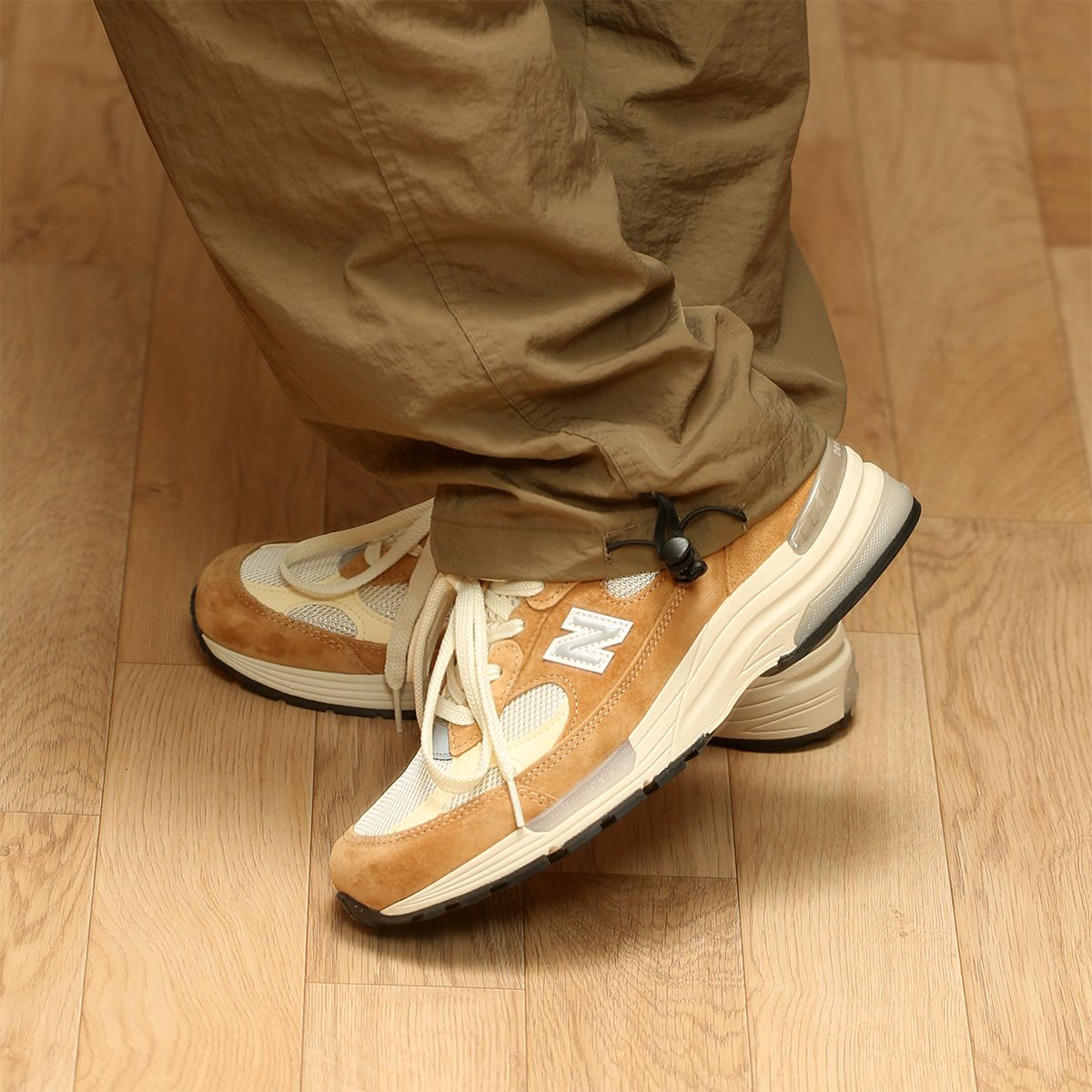 New Balance 992 Made in USA Sweet Caramel Calcium, New Balance x Packer 992 Made in USA 착용 스타일 - 1