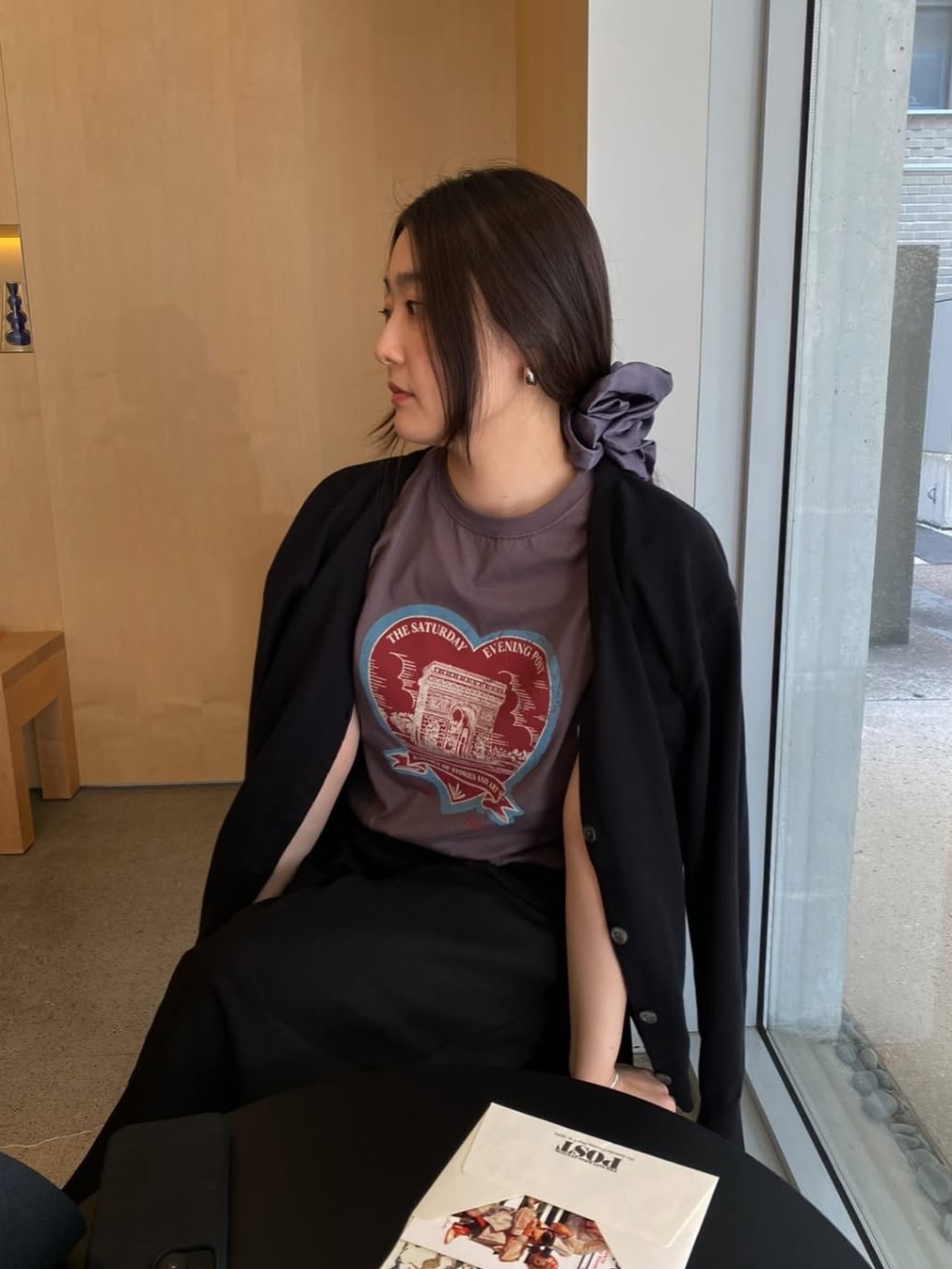 The Saturday Evening Post Arch Heart T-Shirt_Charcoal 착용 스타일 - 3