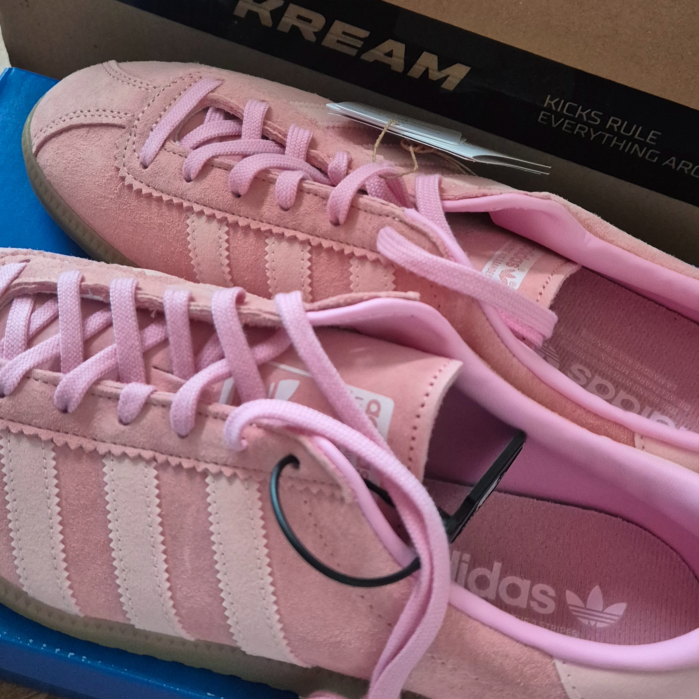 Adidas Bermuda Glow Pink 착용 스타일 - 1