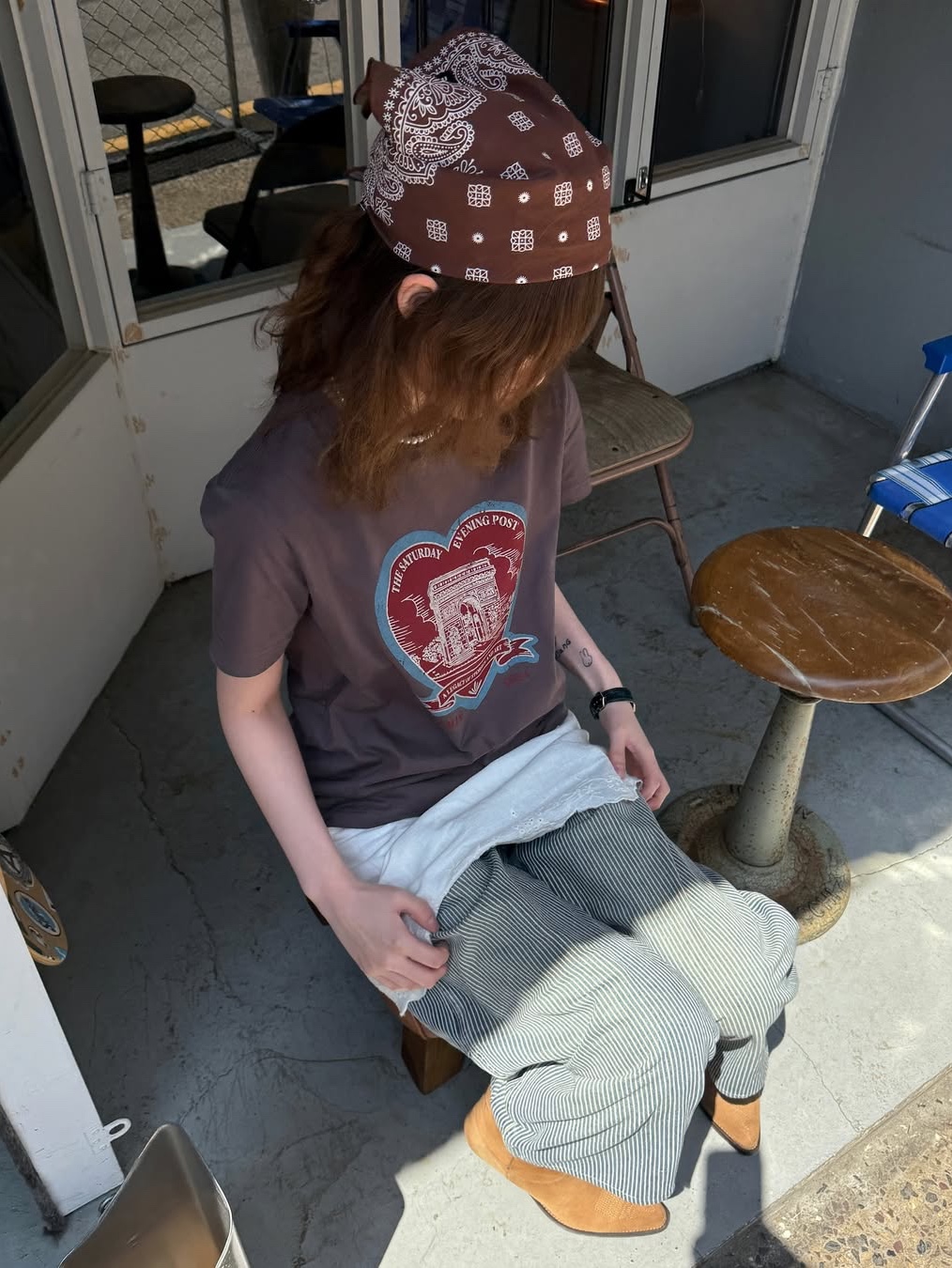 The Saturday Evening Post Arch Heart T-Shirt_Charcoal 착용 스타일 - 3