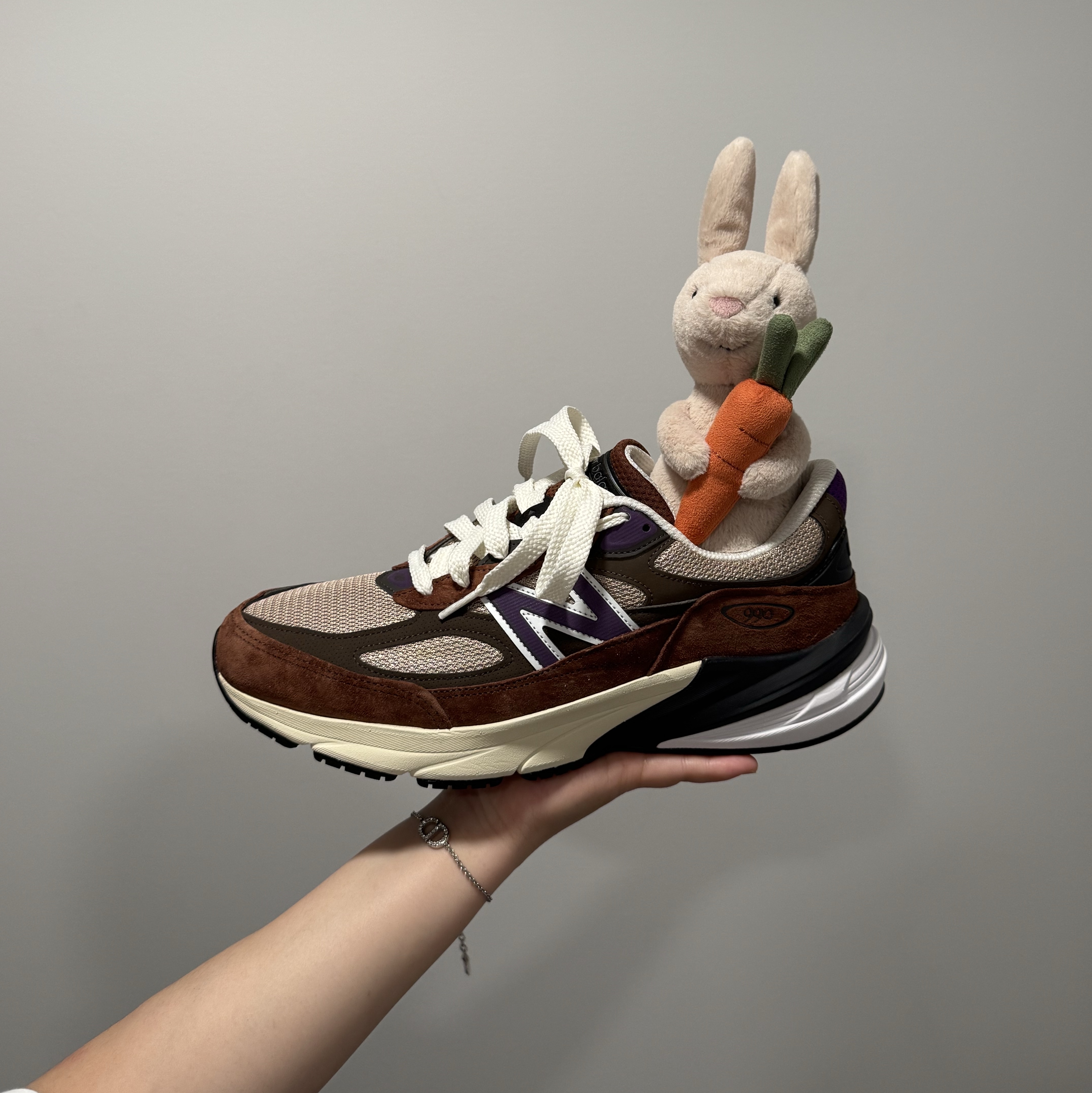 New Balance 990v6 Made in USA Rich Oak Cosmic Grape 착용 스타일