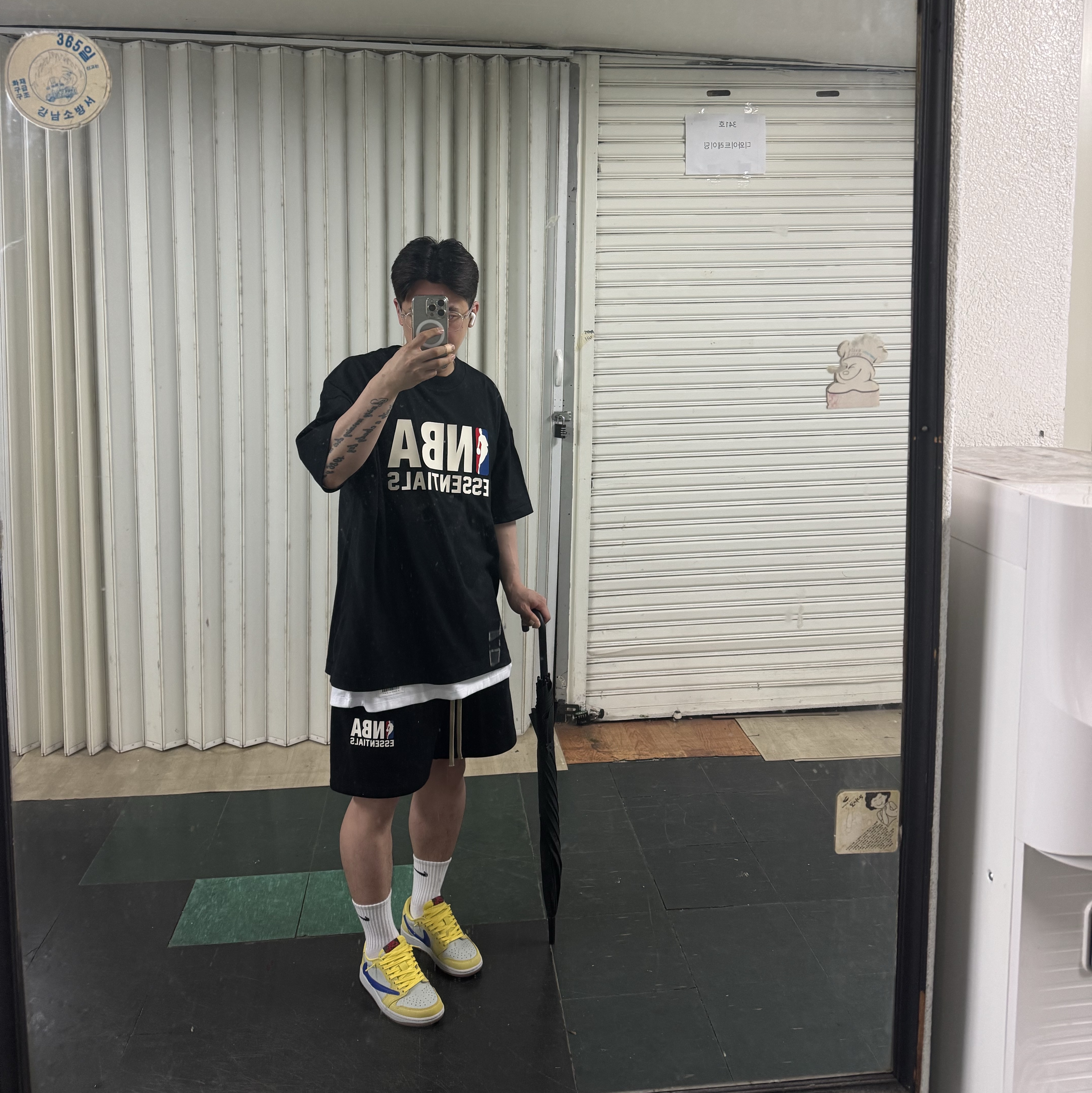 Essentials x NBA T-Shirt Black - 24FW, Essentials x NBA Sweatshorts Black - 24FW 착용 스타일