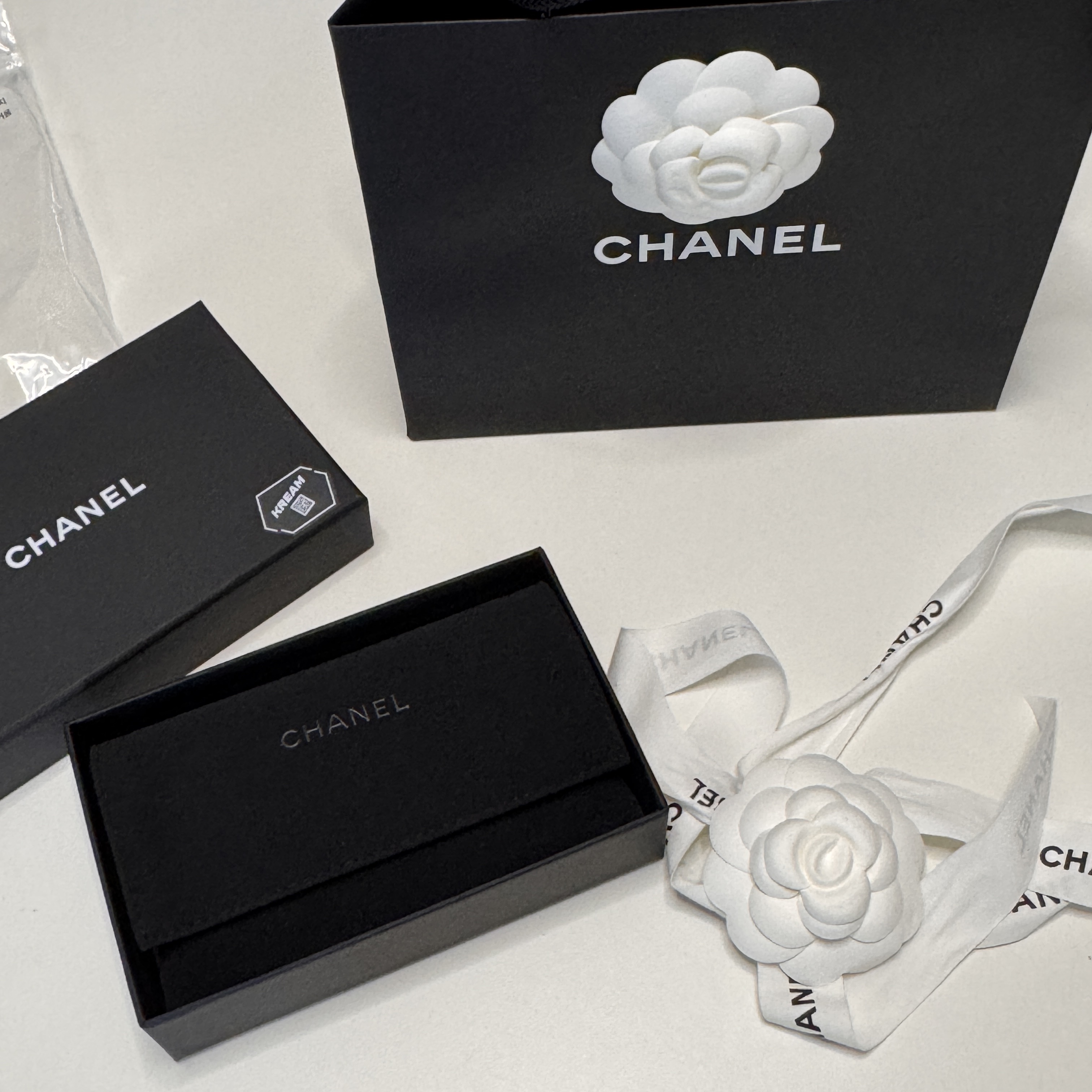 Chanel Classic Card Holder Grained Calfskin & Silver Black 착용 스타일 - 2
