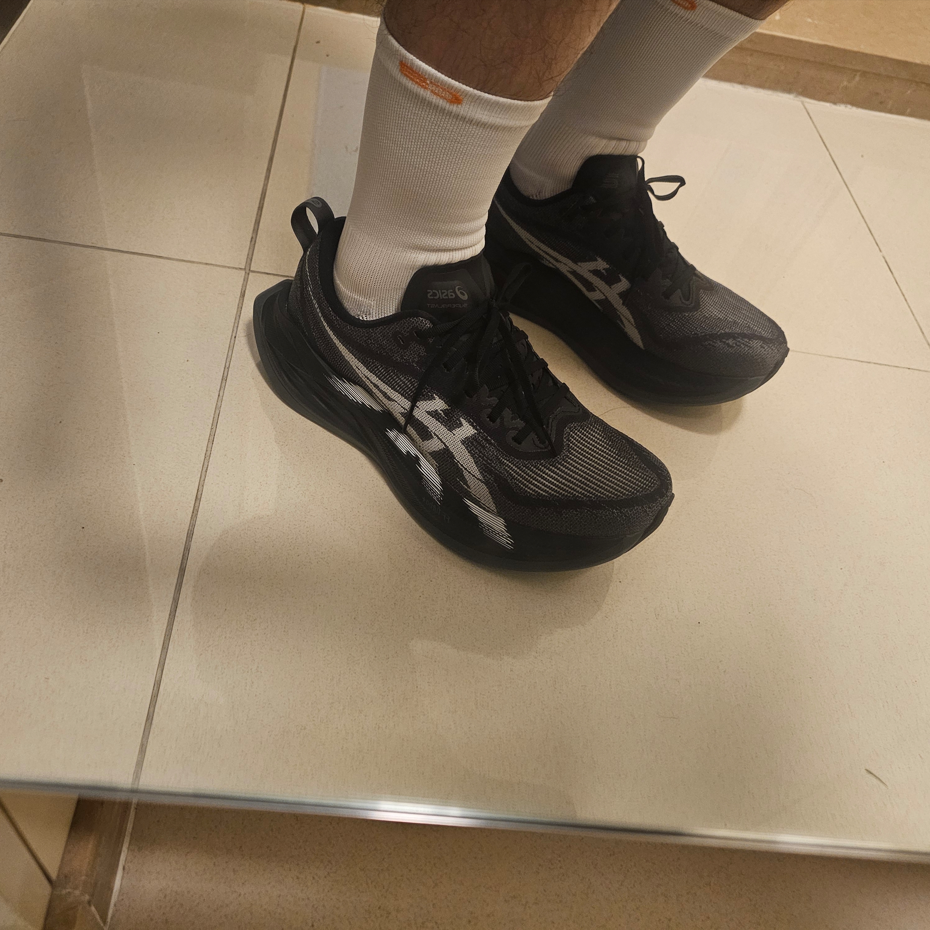 Asics Superblast 2 Black White 착용 스타일