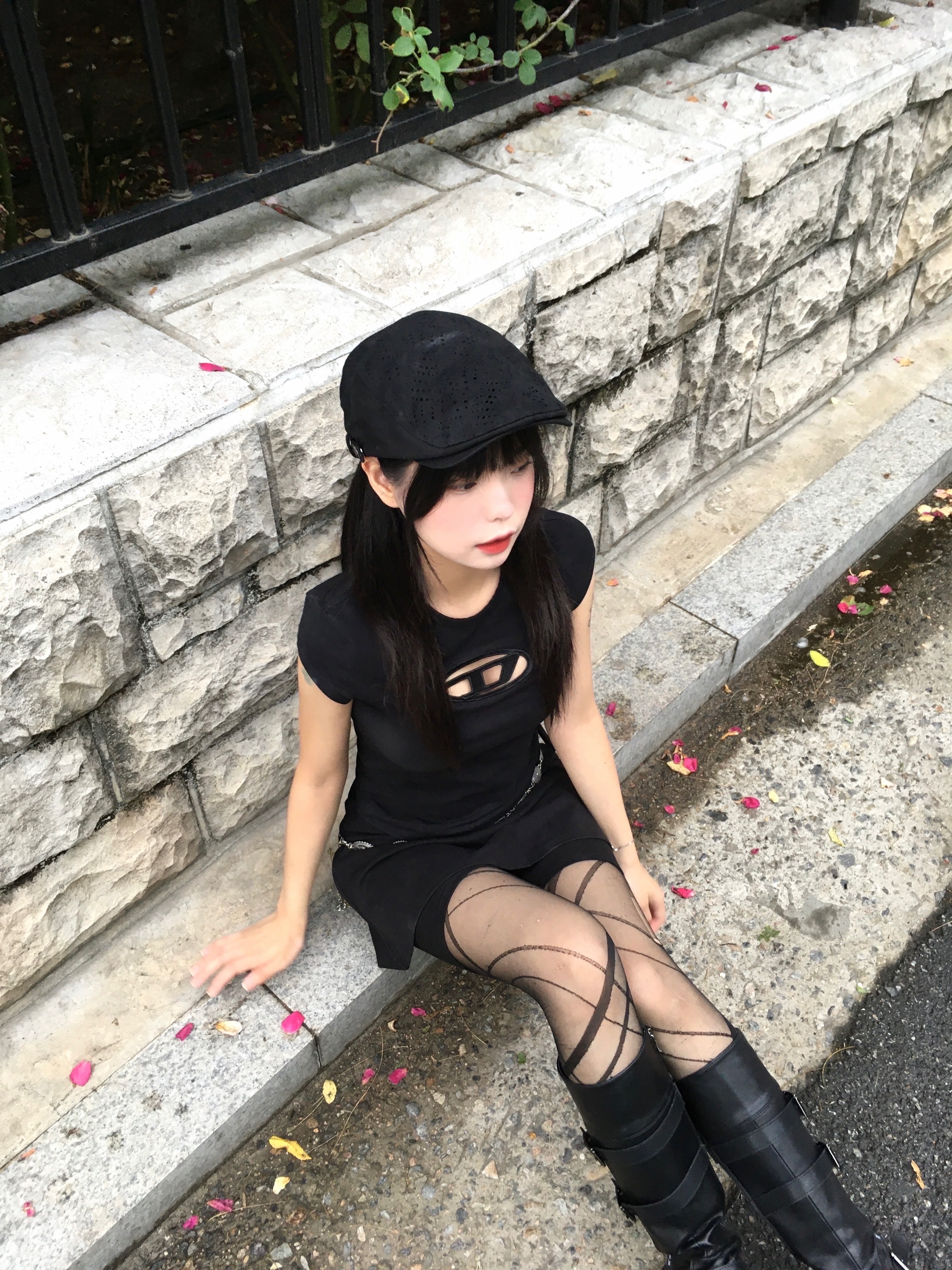 (W) Diesel T-Angie Peekaboo Logo T-Shirt Black 착용 스타일 - 3